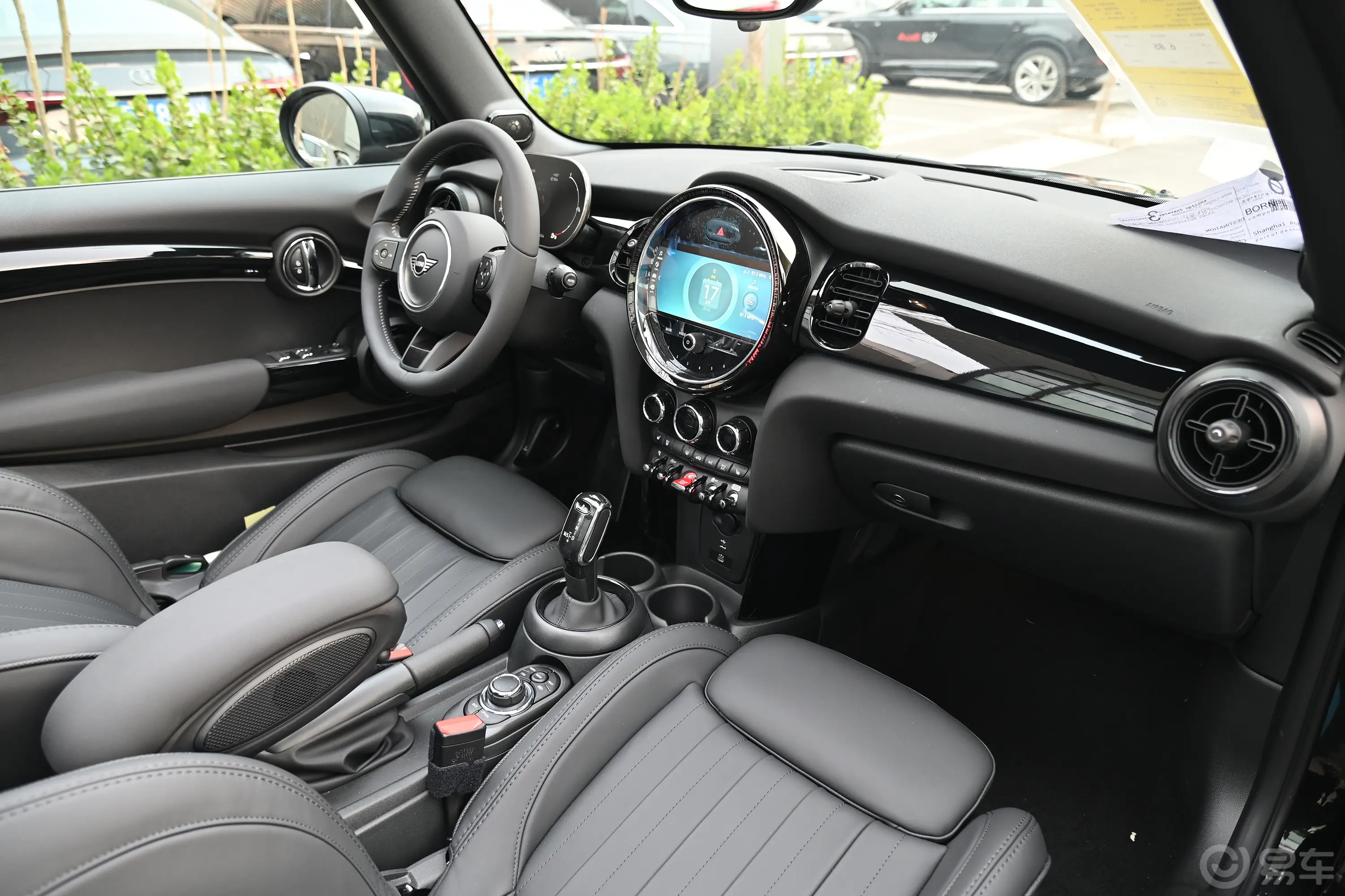 MINI CABRIO改款 2.0T COOPER S CABRIO 艺术家内饰全景副驾驶员方向