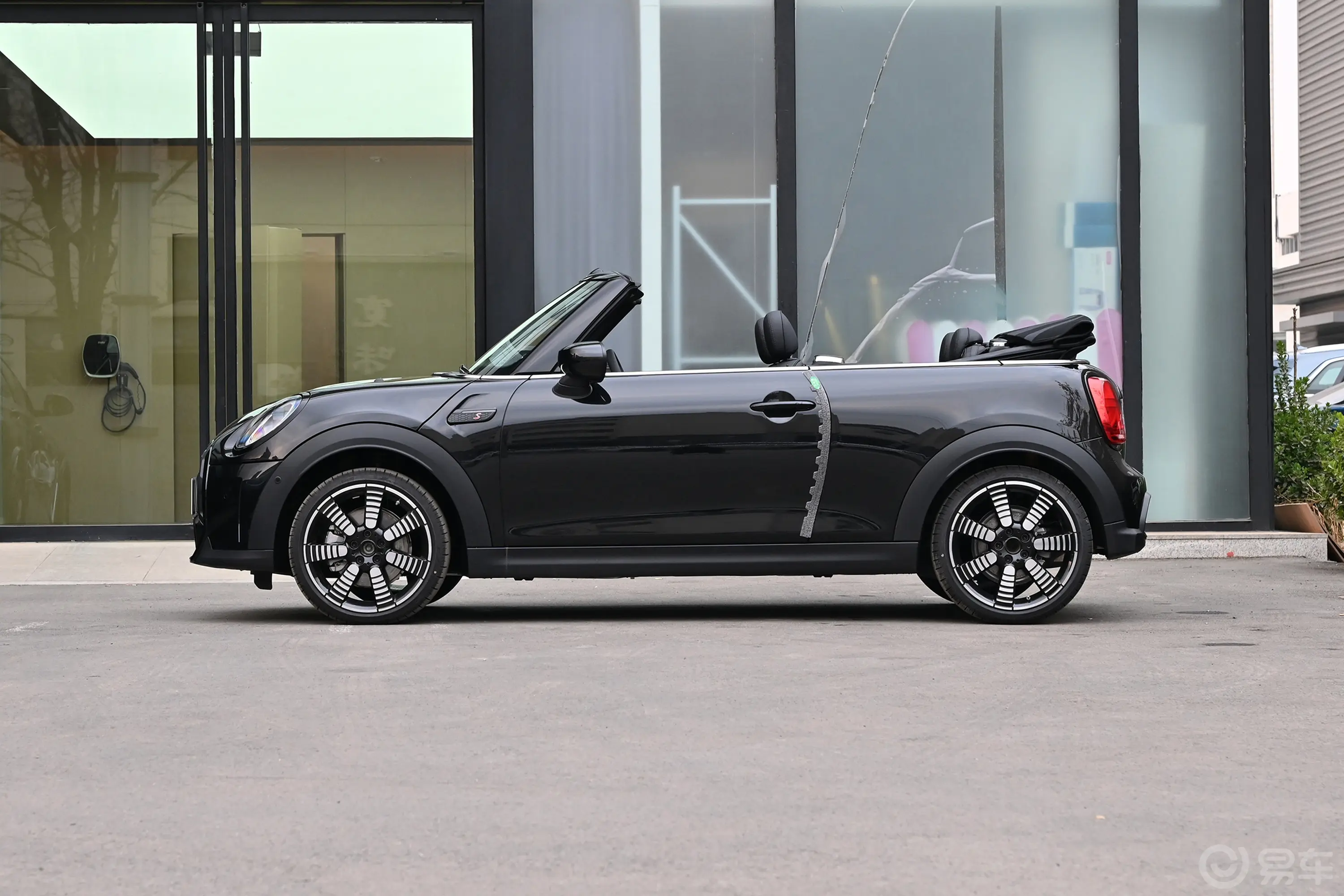 MINI CABRIO改款 2.0T COOPER S CABRIO 艺术家敞篷状态