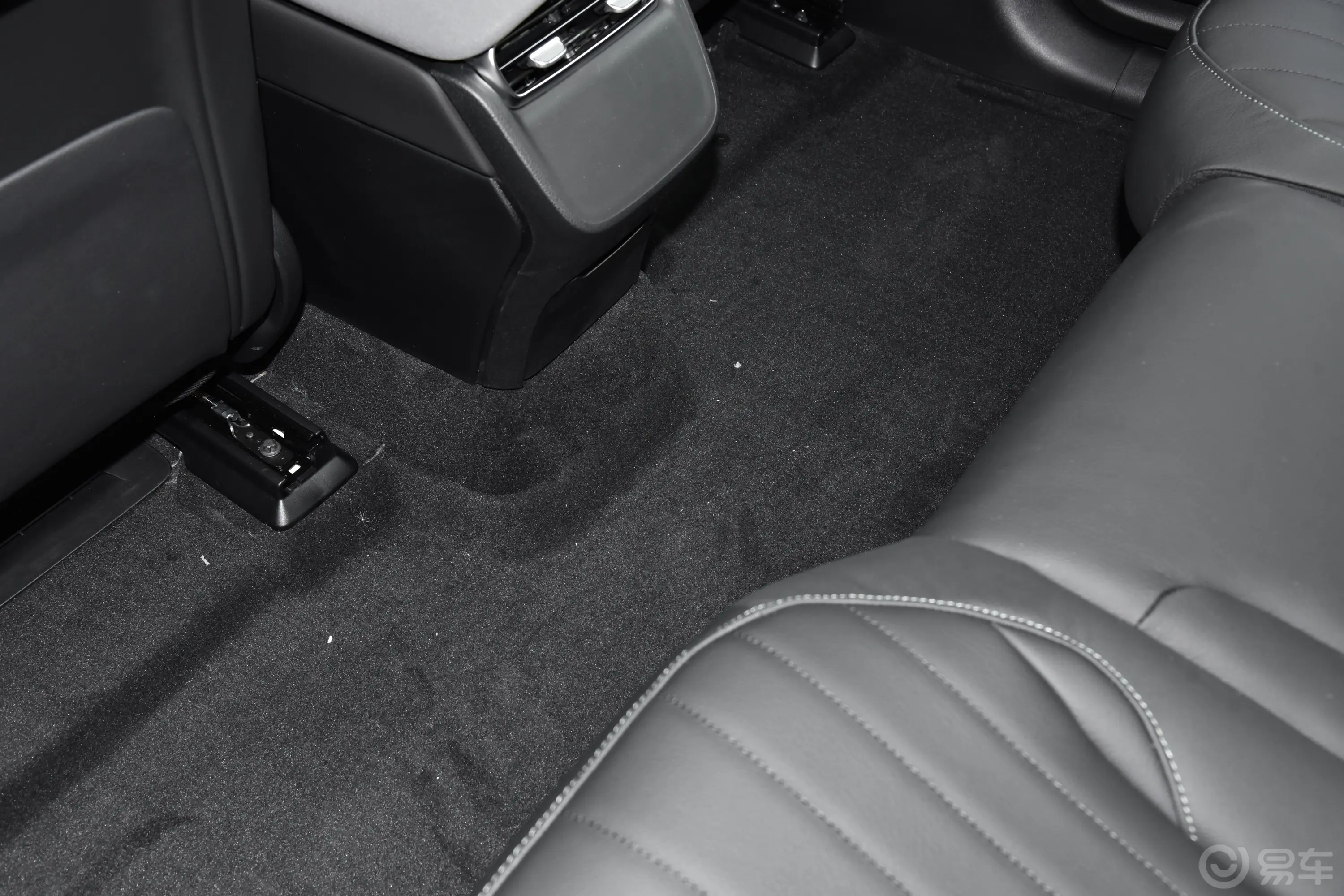 奔驰EQS SUV450+后排地板中间位置