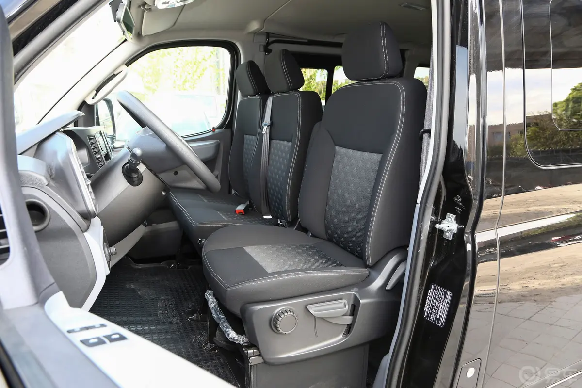 新途V80PLUS城市版 2.0T AMT短轴超低顶 5/6座驾驶员座椅