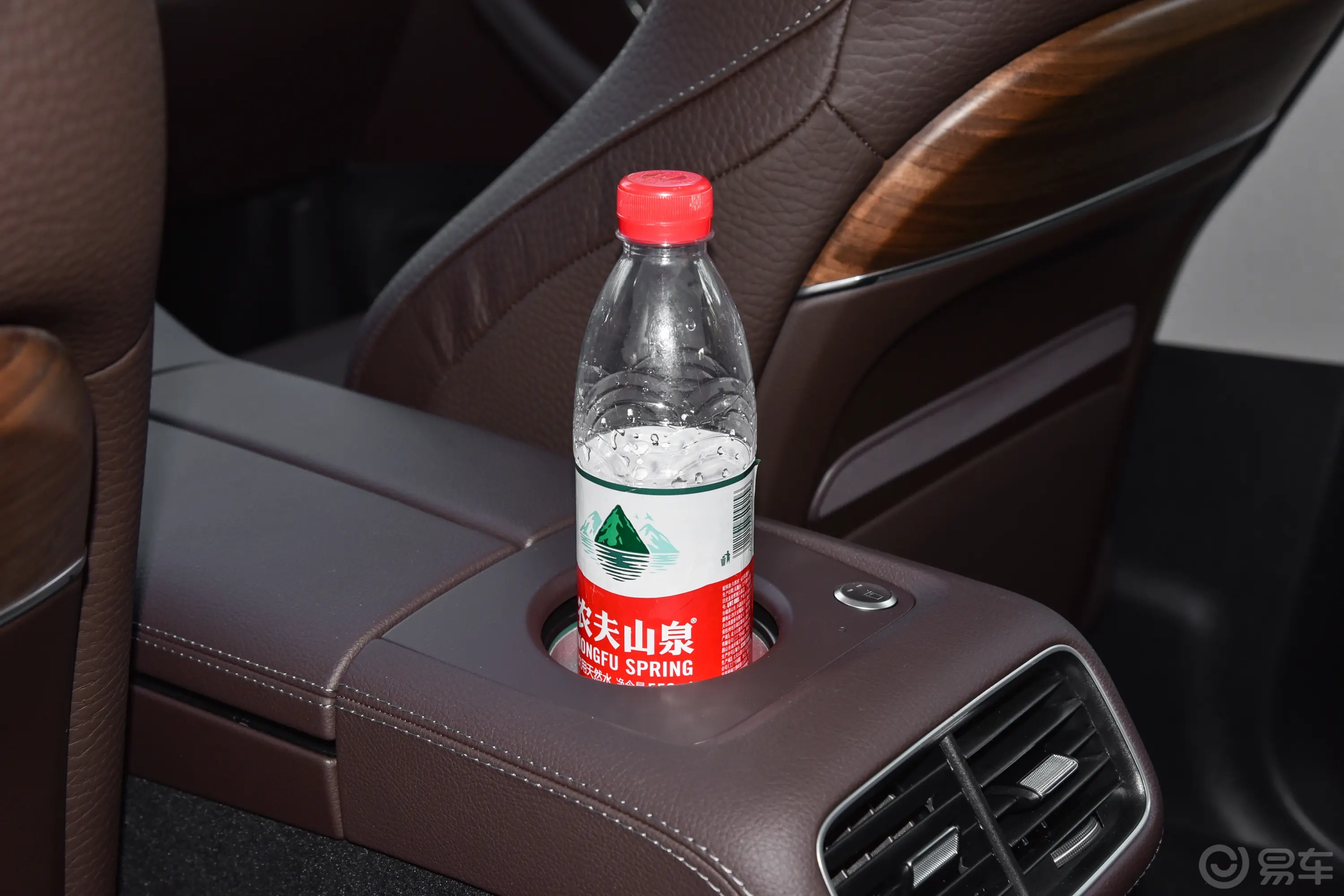 奔驰GLS改款 GLS 450 4MATIC 豪华型后排(第二排)杯架