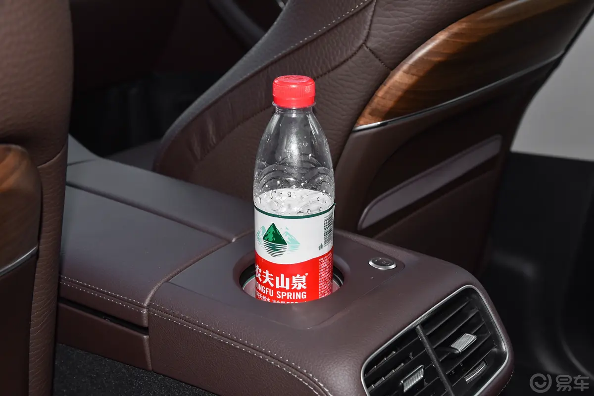 奔驰GLS改款 GLS 450 4MATIC 豪华型后排(第二排)杯架
