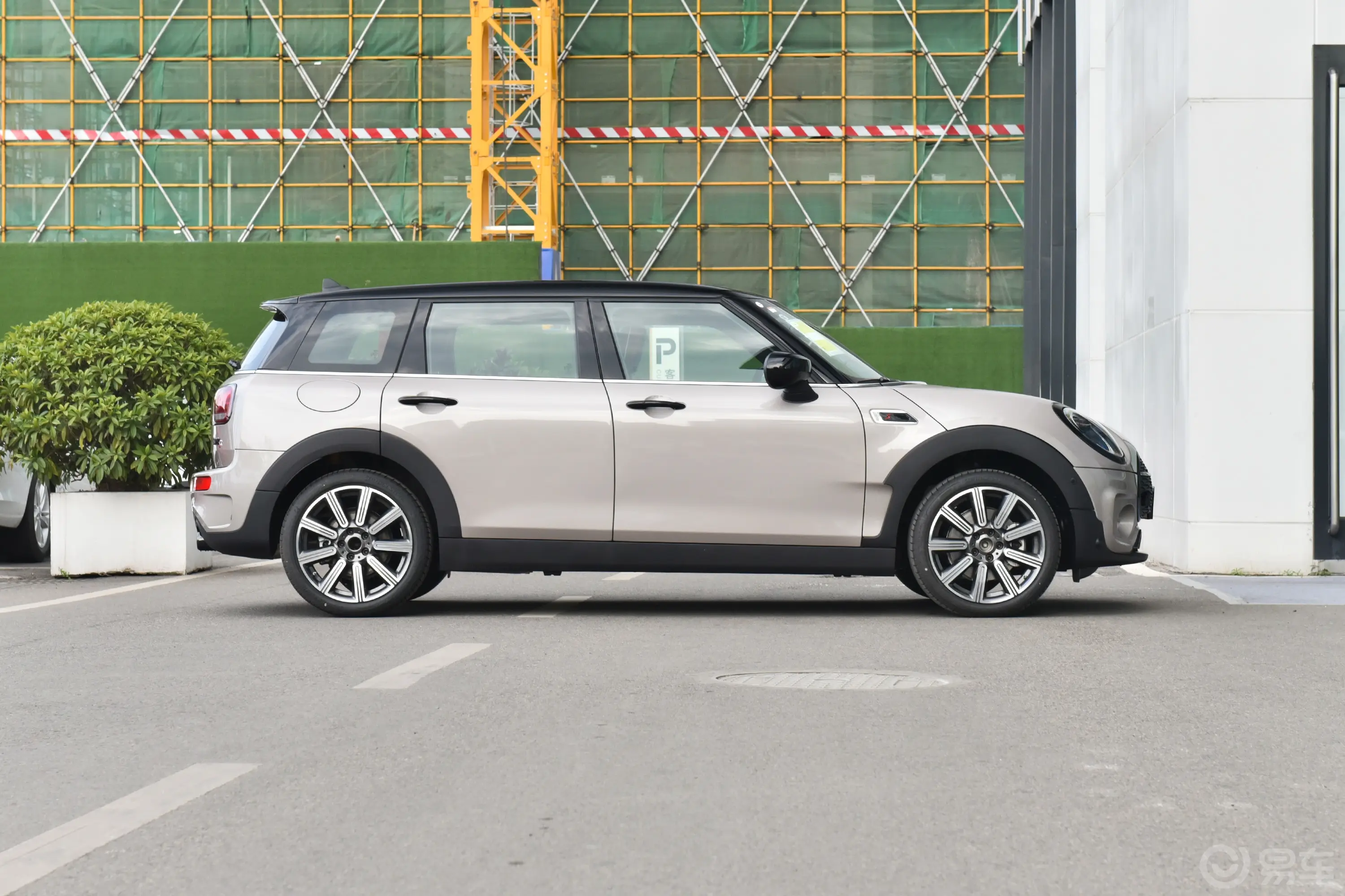 MINI CLUBMAN改款 2.0T COOPER S 鉴赏家正侧车头向右水平