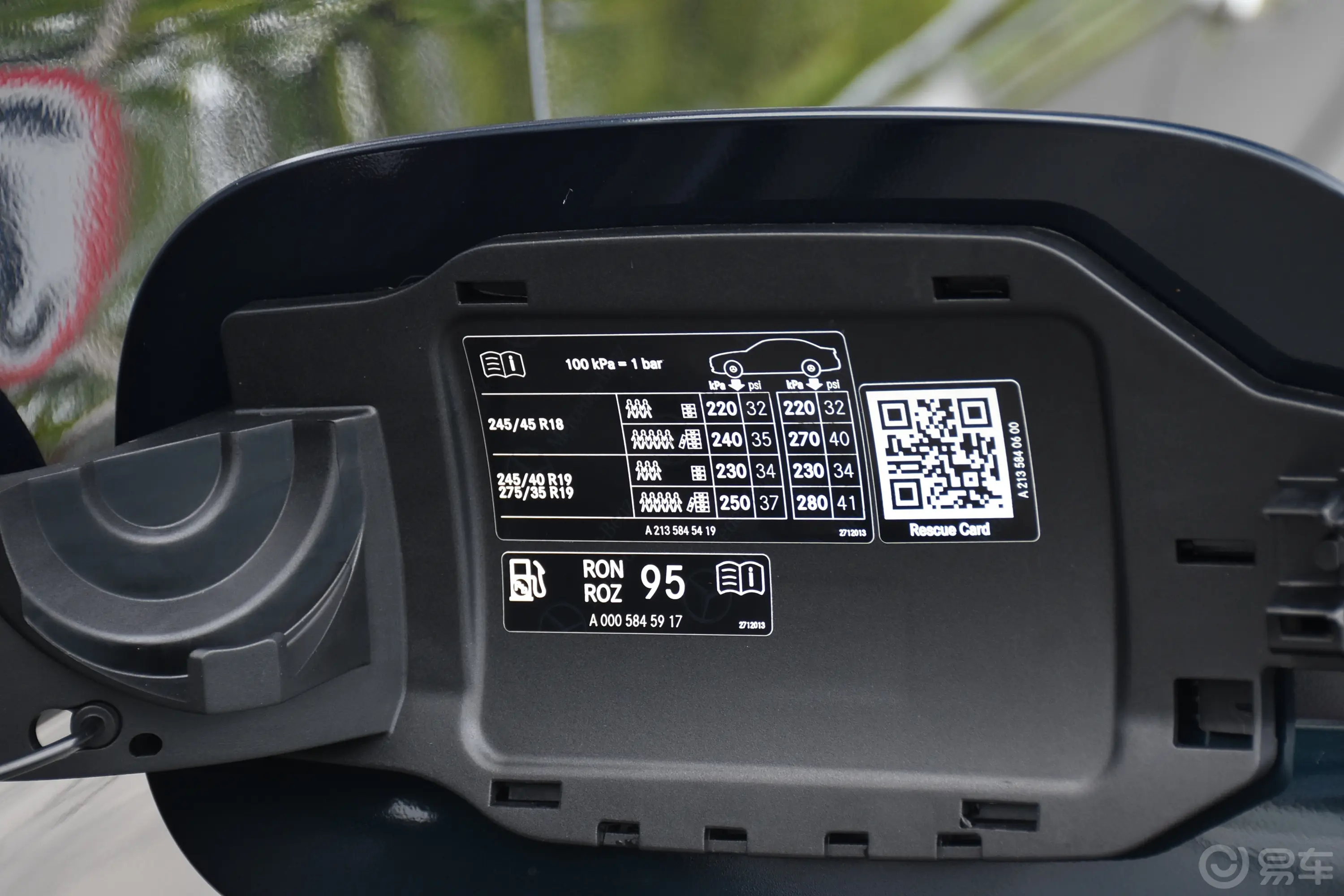 奔驰E级改款 E 300 L 运动豪华型胎压信息铭牌