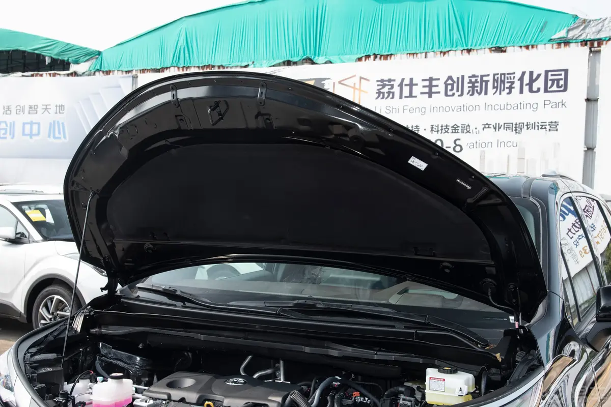 赛那双擎 2.5L 铂金版发动机舱盖内侧