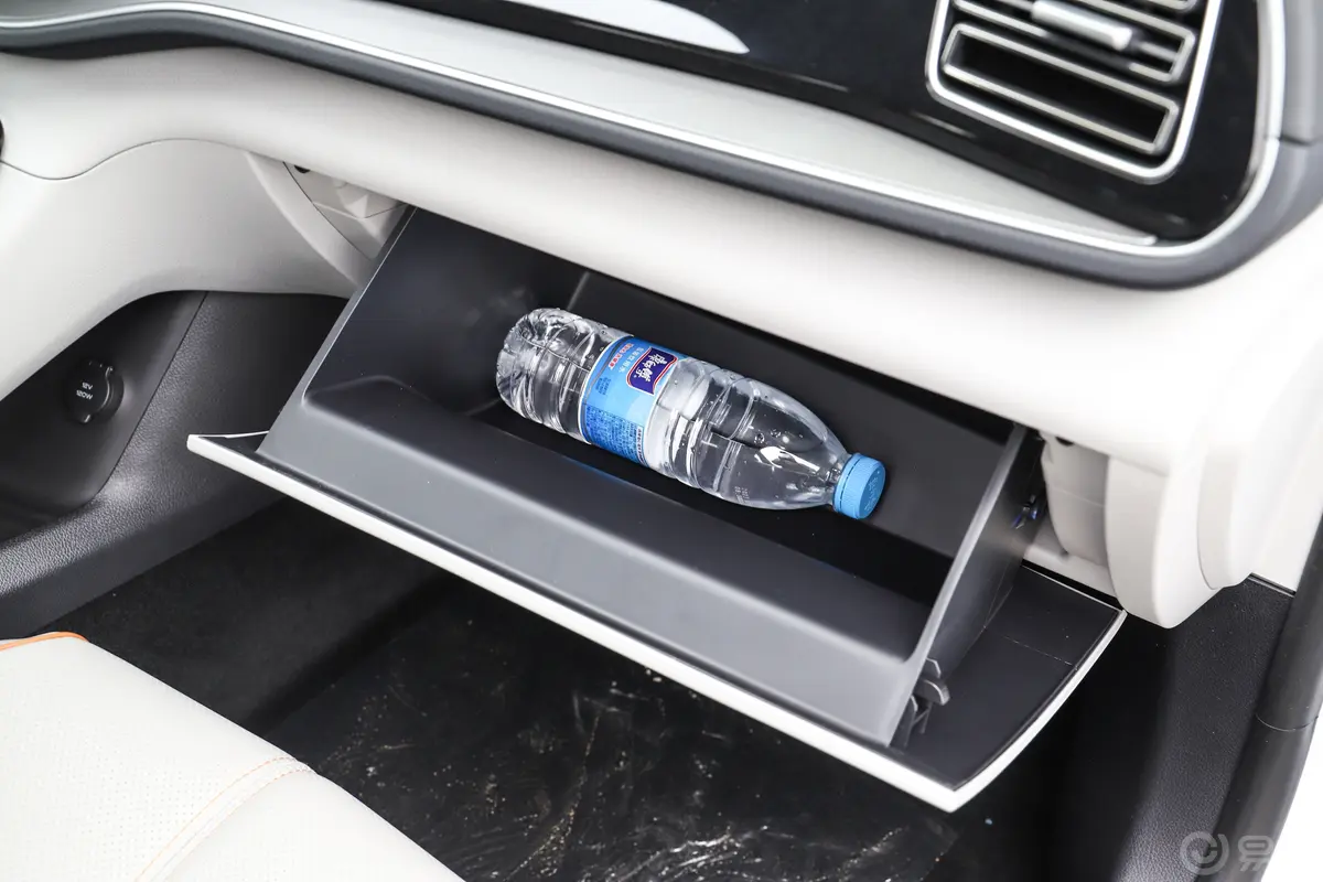 秦PLUS新能源EV 冠军版 510km 超越型手套箱空间水瓶横置