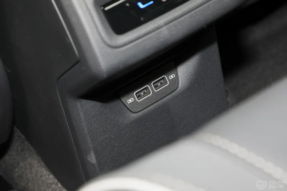 高尔夫改款 280TSI R-Line Lite后排(第二排)充电口