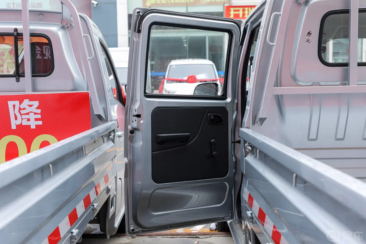 长安星卡1.5L 双排2.55米载货汽车标准型驾驶员侧后车门