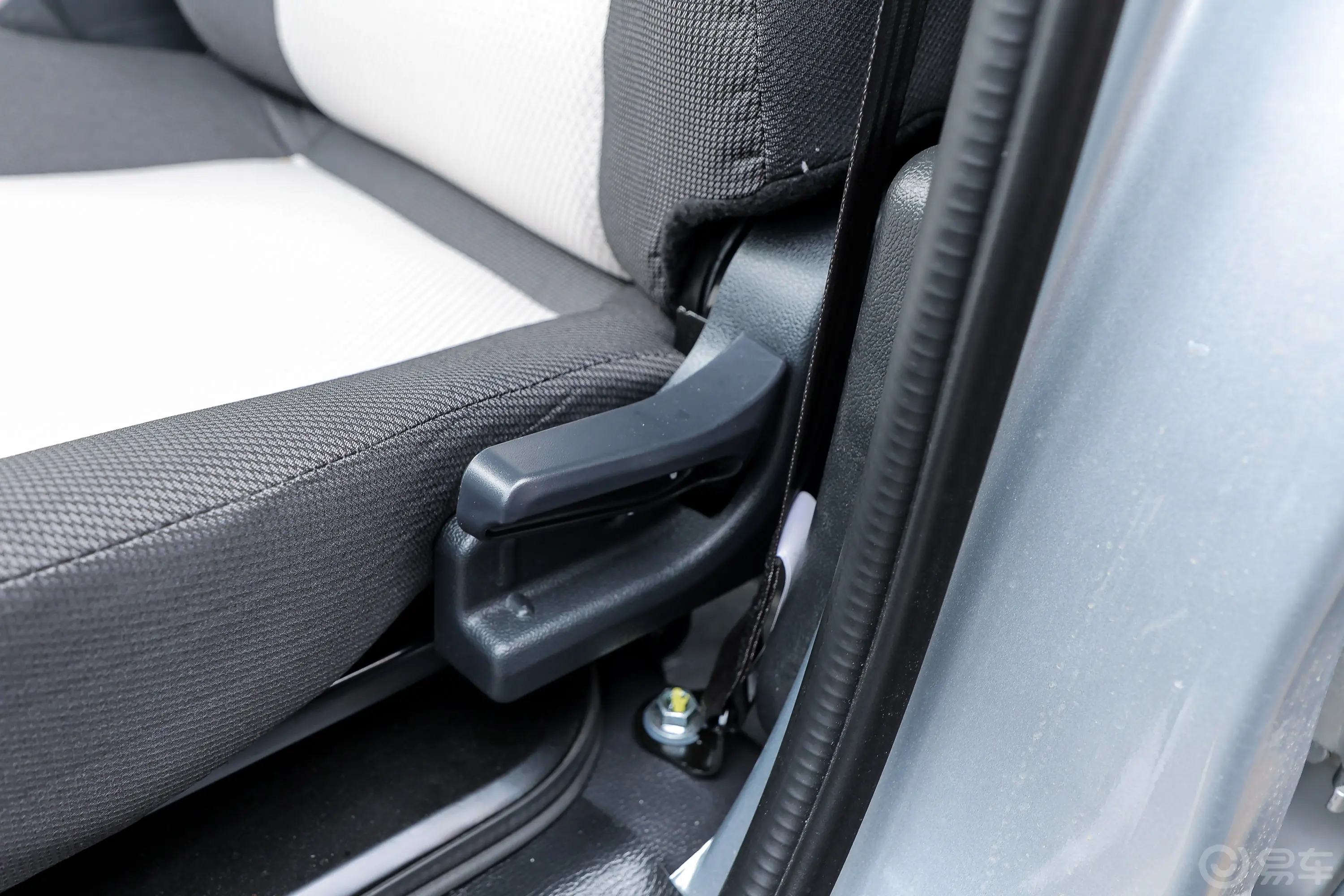 长安星卡1.5L 双排2.55米载货汽车标准型主驾座椅调节