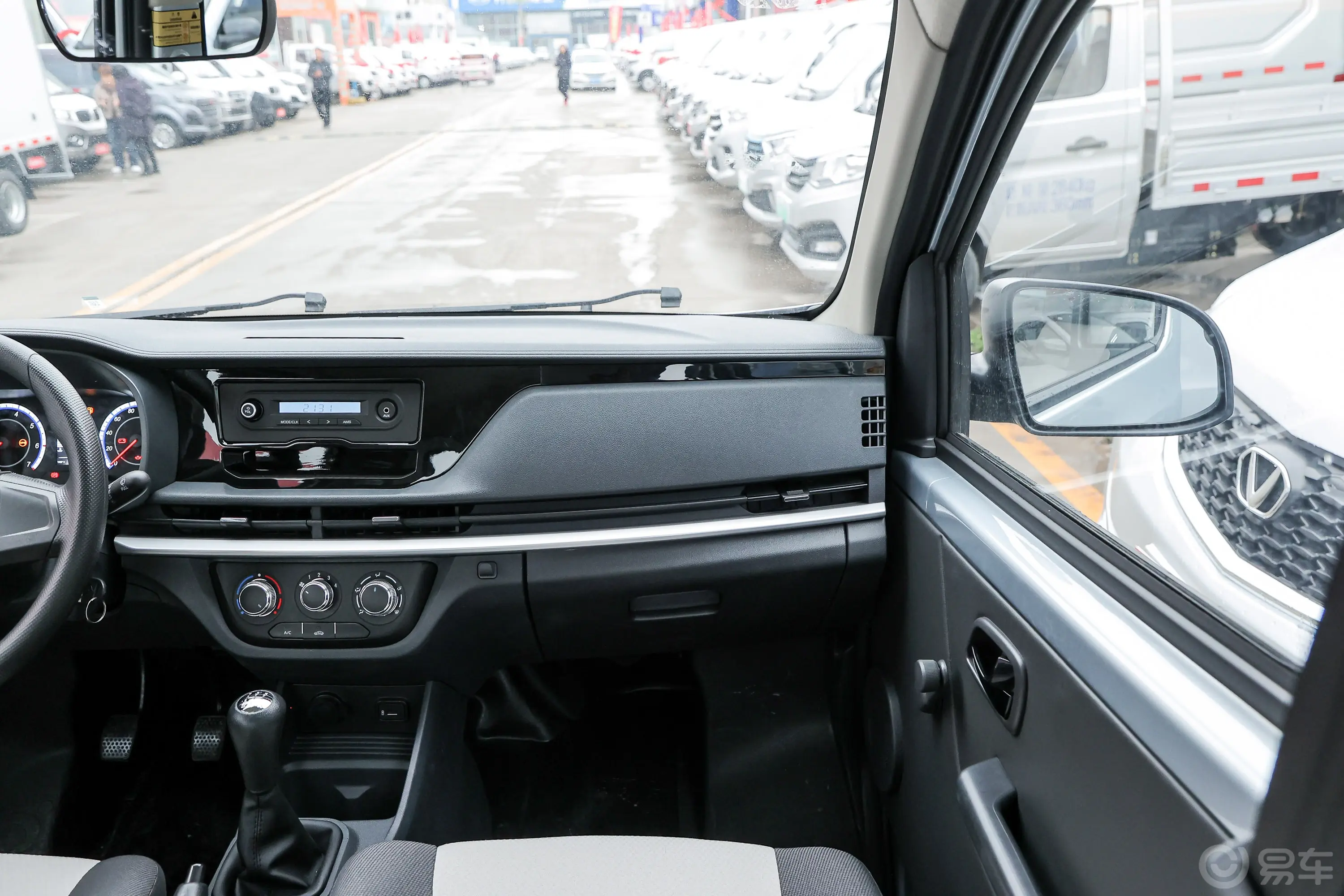 长安星卡1.5L 双排2.55米载货汽车标准型副驾驶位区域