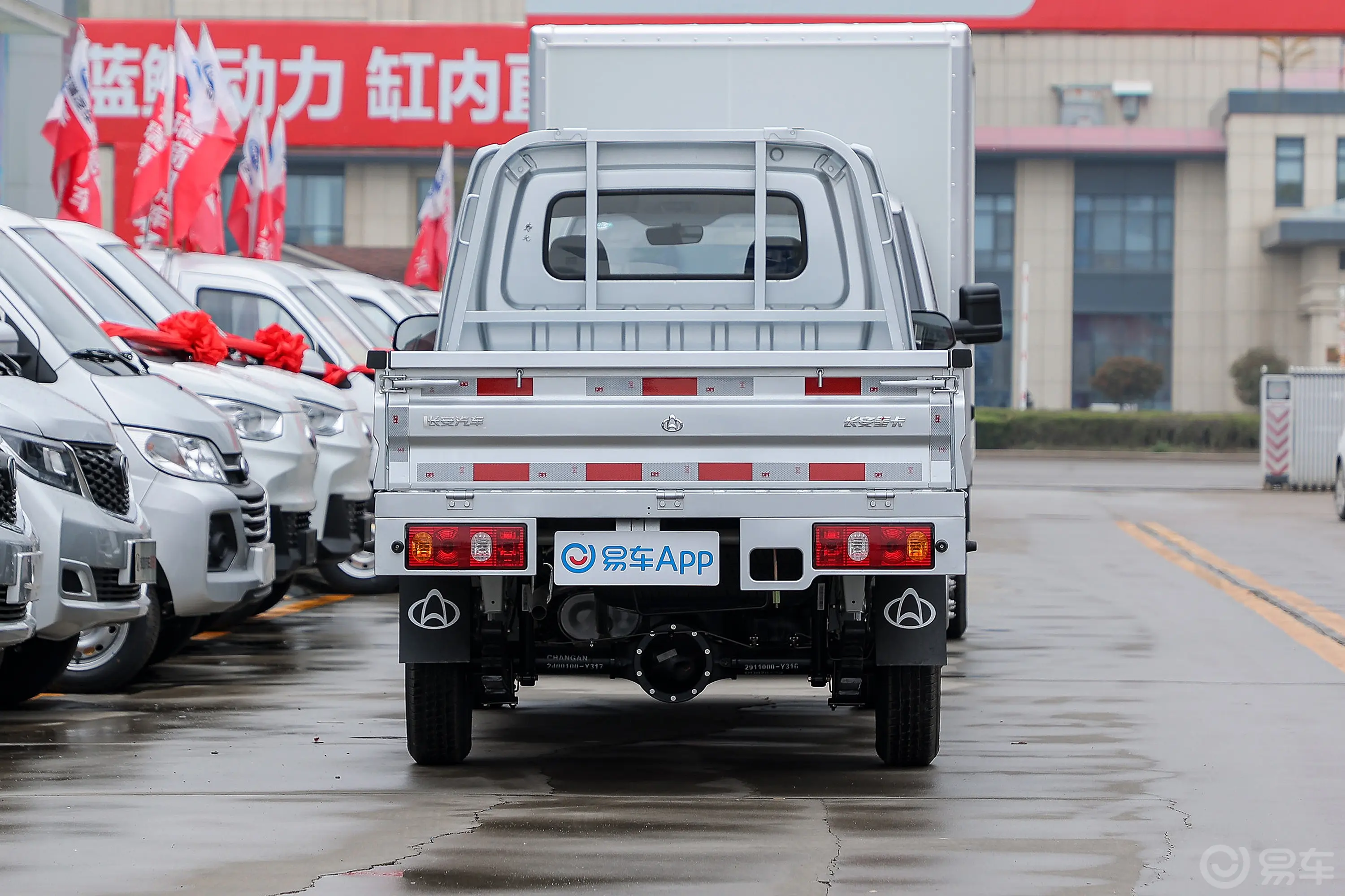 长安星卡1.5L 双排2.55米载货汽车标准型正后水平