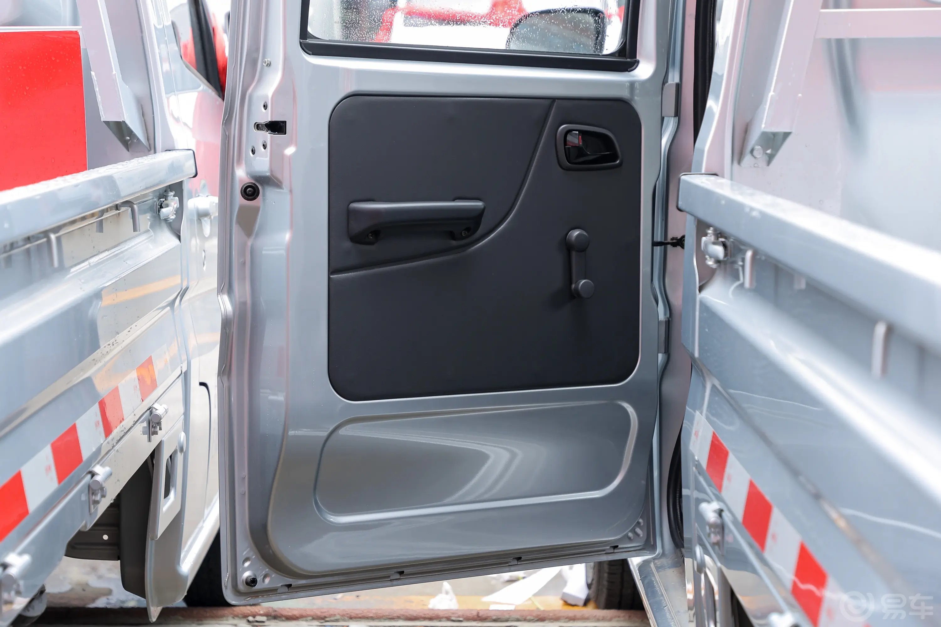 长安星卡1.5L 双排2.55米载货汽车标准型后排功能