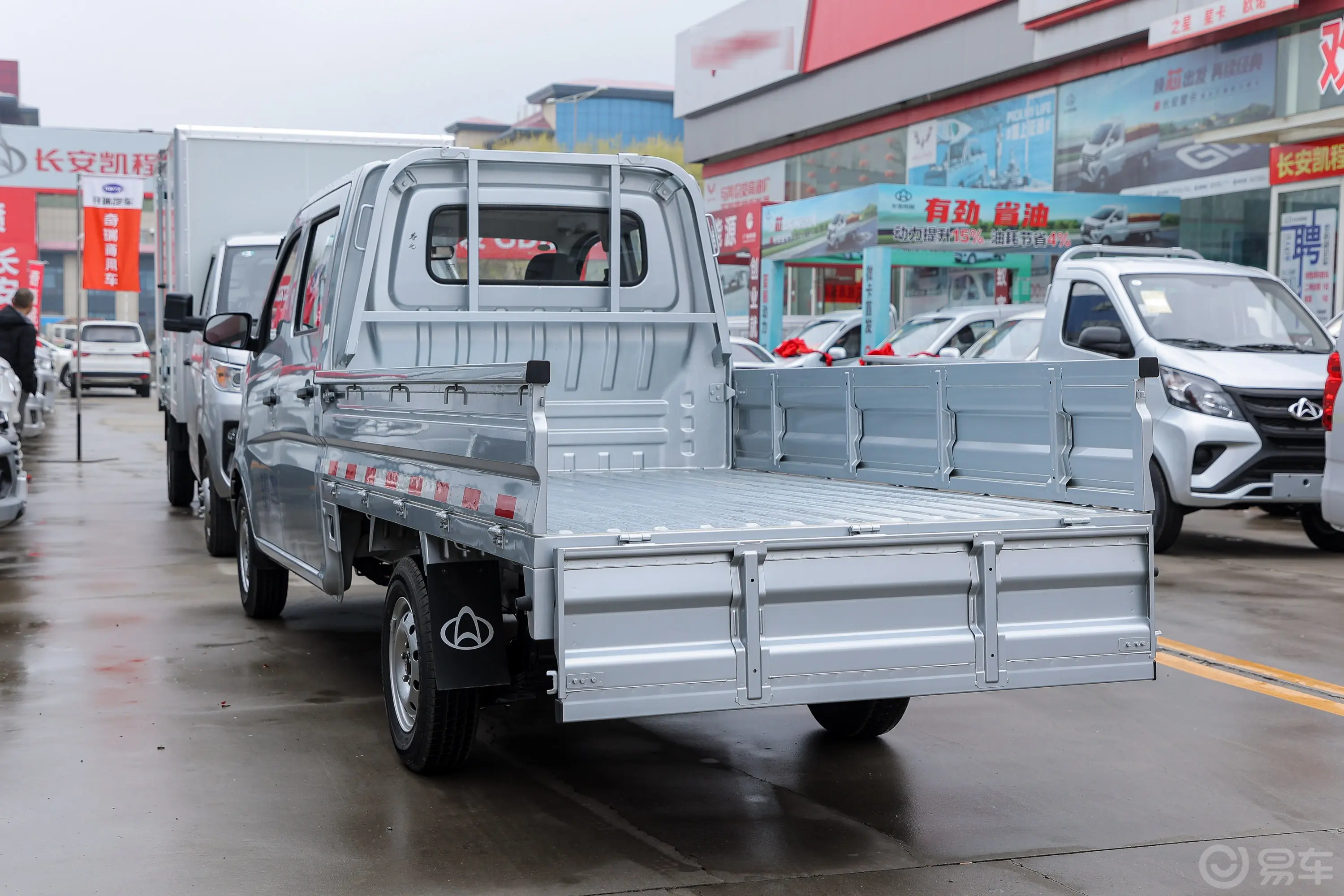 长安星卡1.5L 双排2.55米载货汽车标准型后备厢开启45度侧拍