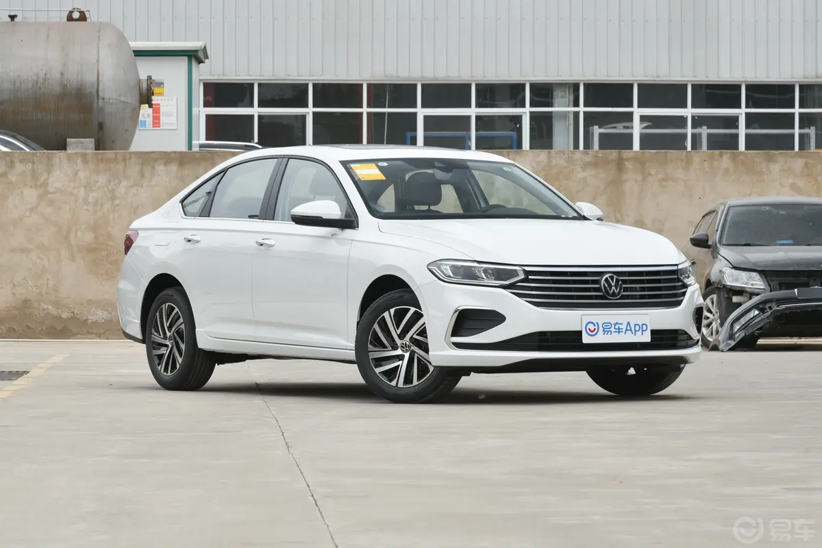 朗逸300TSI 双离合满逸版前格栅侧俯拍