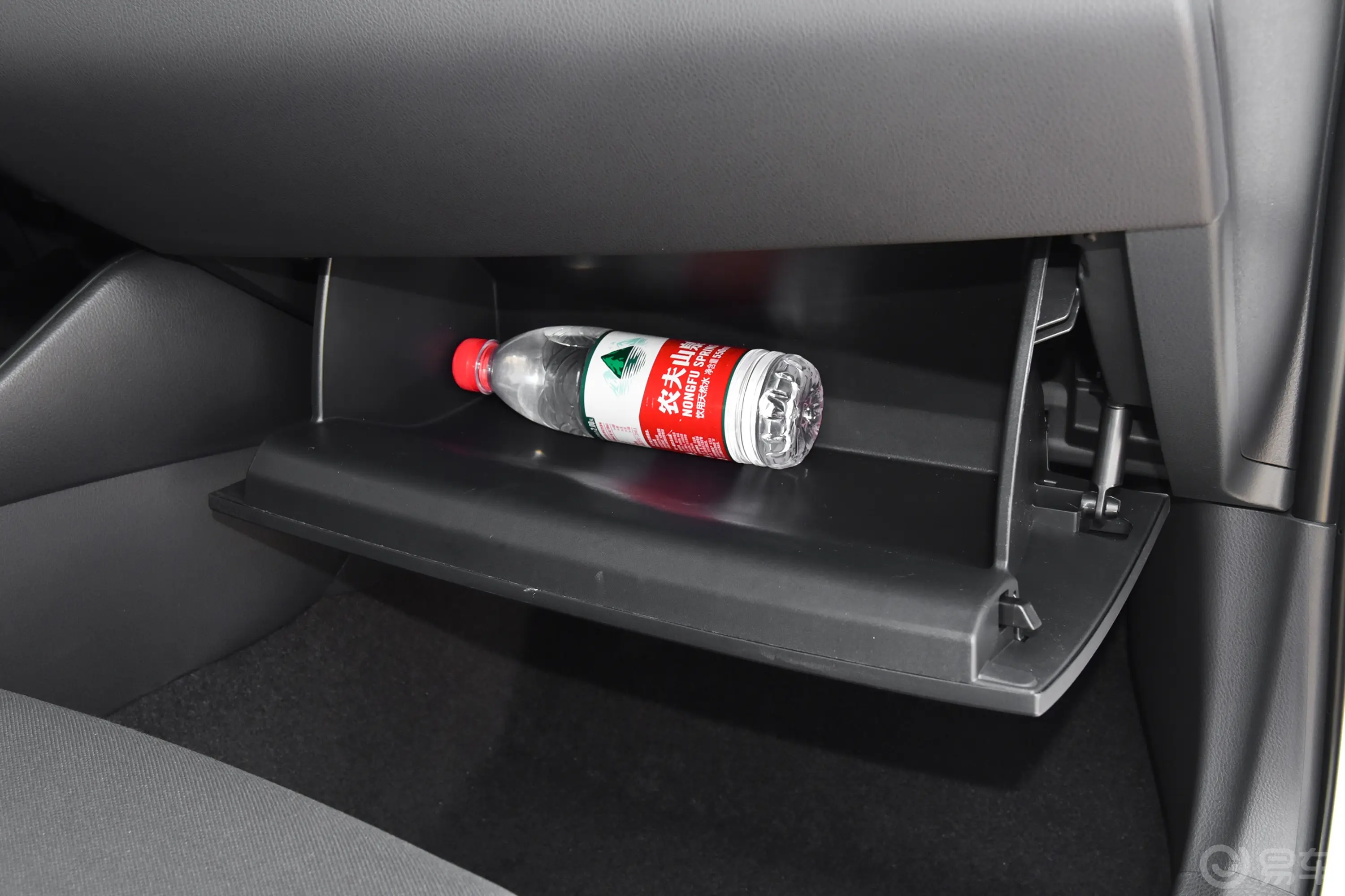 丰田C-HR2.0L 舒适版手套箱空间水瓶横置