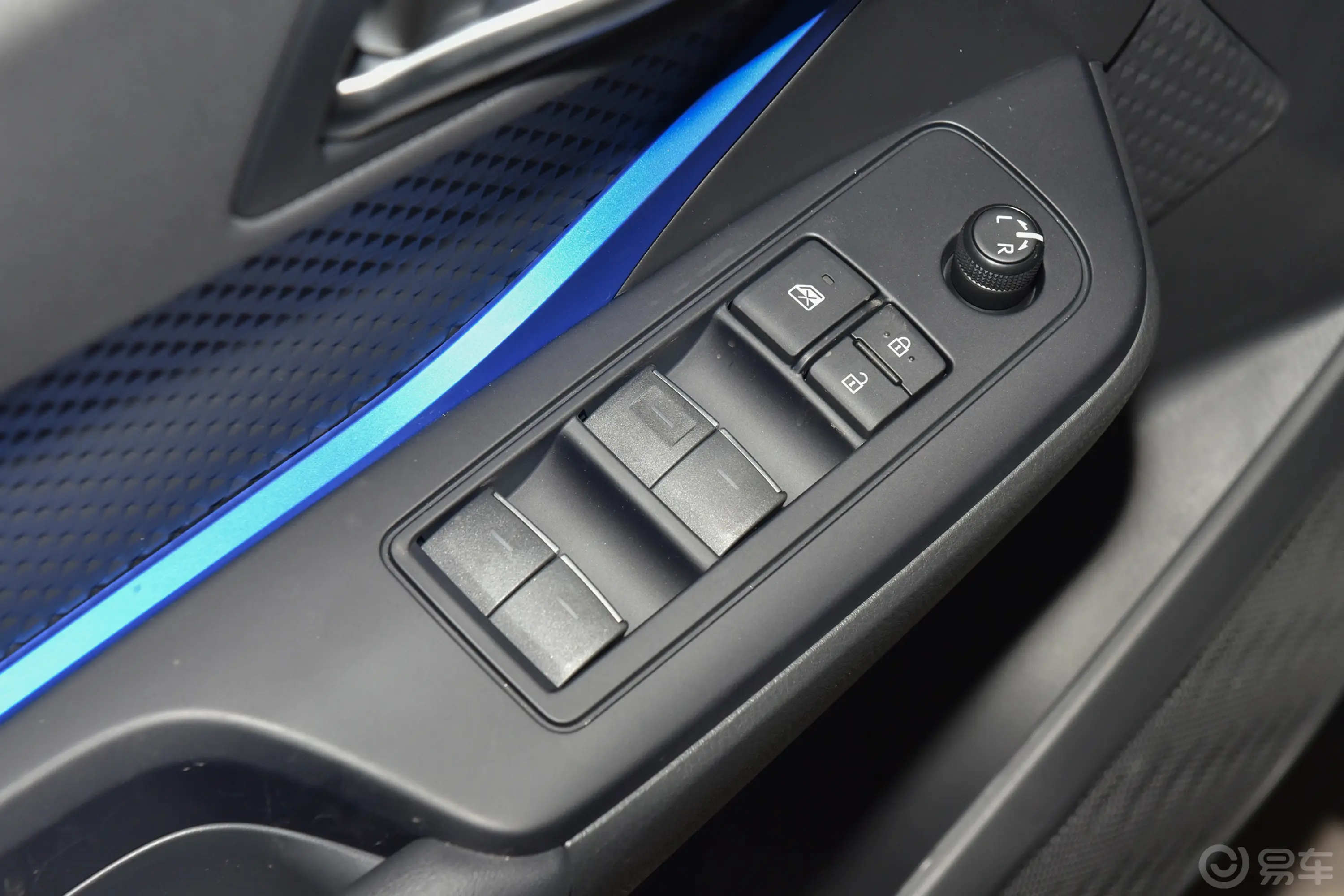 丰田C-HR2.0L 舒适版车窗调节整体