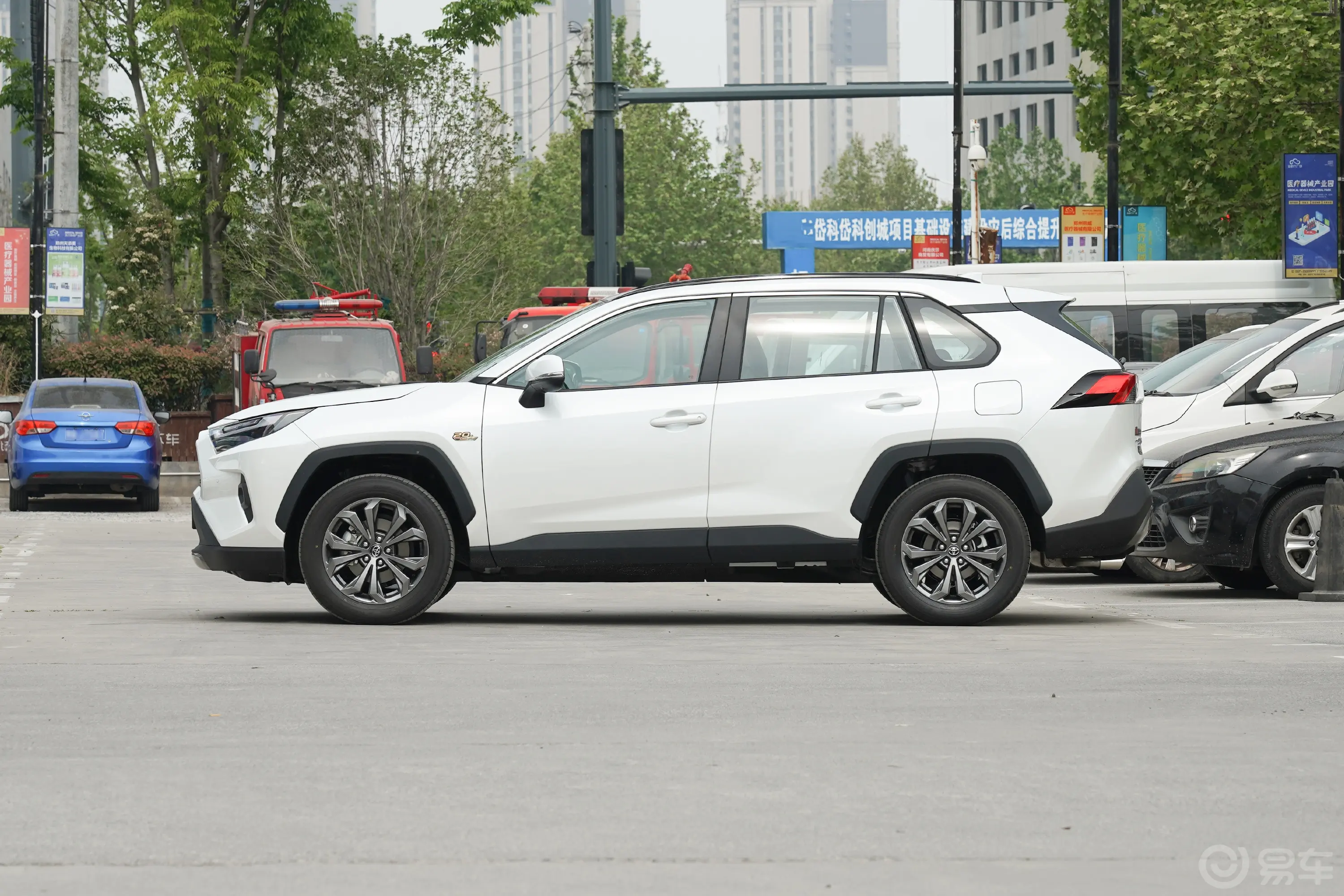 RAV4荣放2.0L 两驱20周年铂金纪念版正侧车头向左水平