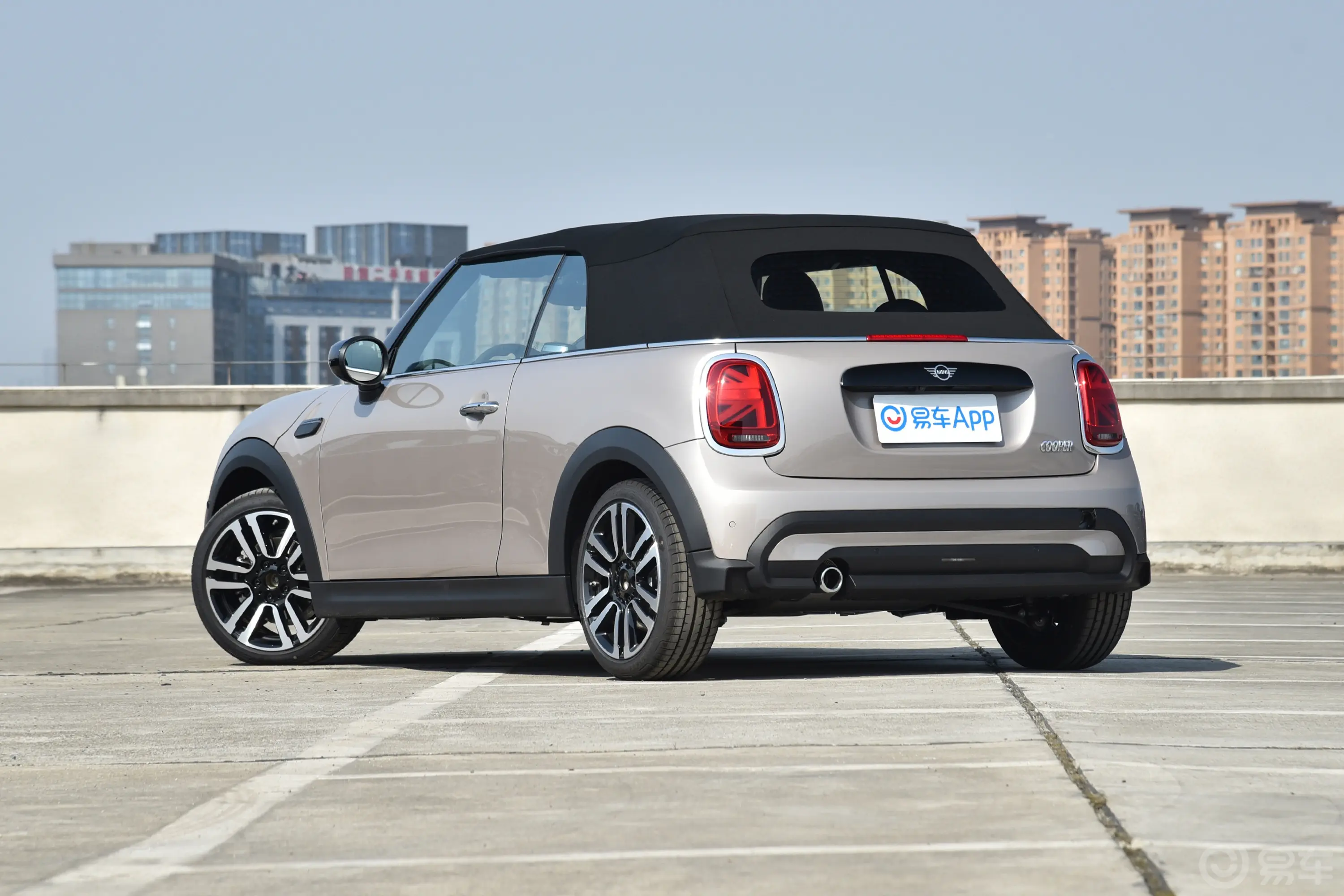 MINI CABRIO改款 1.5T COOPER CABRIO 艺术家侧后45度车头向左水平