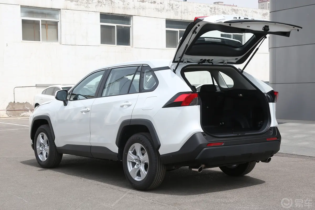 RAV4荣放2.0L 两驱都市版空间