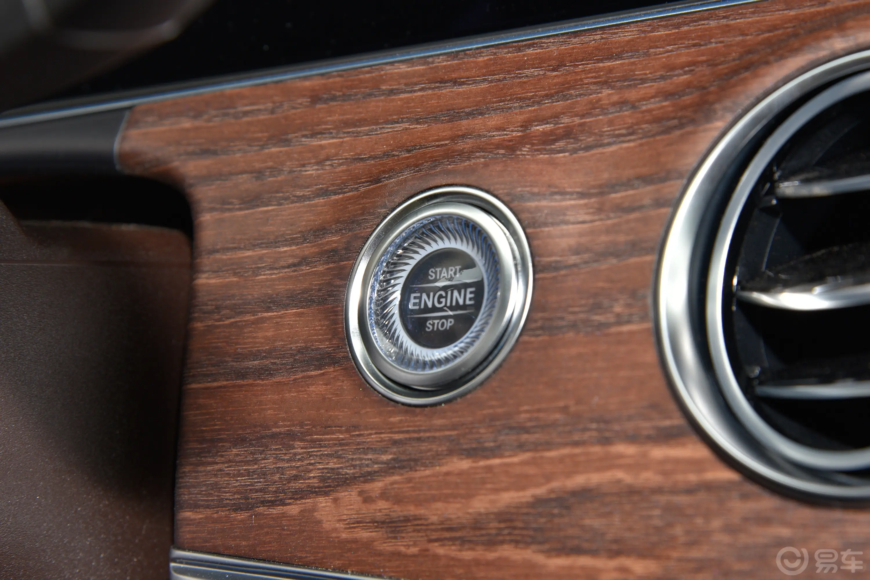 奔驰E级改款 E 300 L 尊贵型钥匙孔或一键启动按键