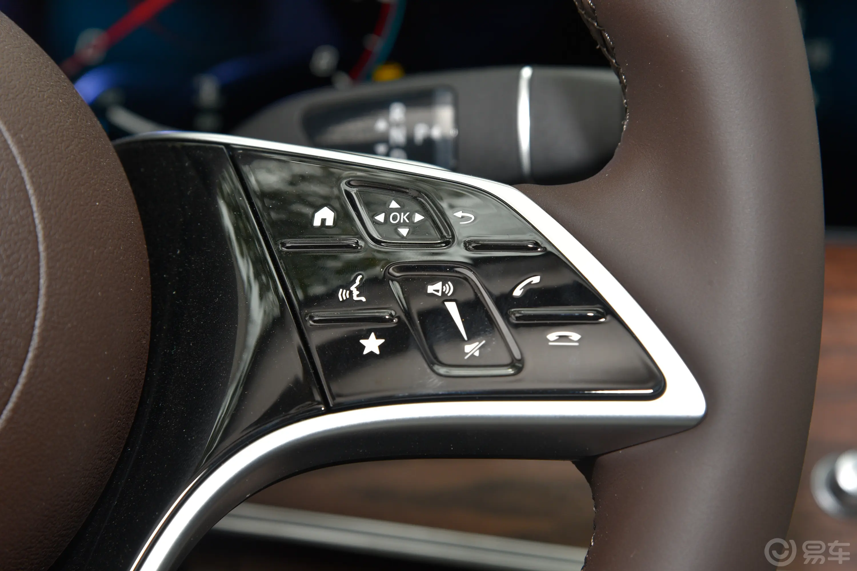 奔驰E级改款 E 300 L 尊贵型右侧方向盘功能按键