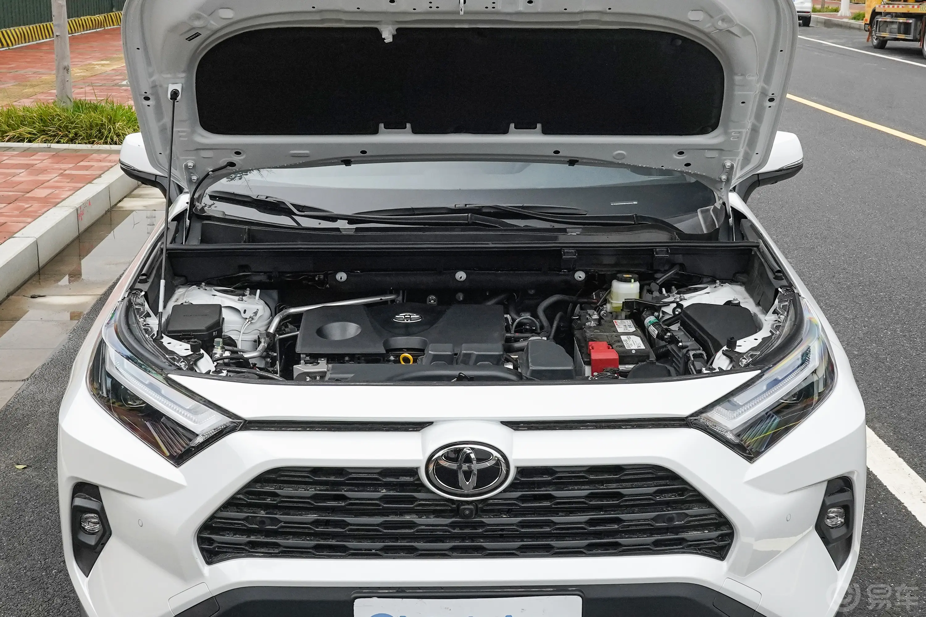 RAV4荣放2.0L 两驱风尚PLUS版发动机舱整体