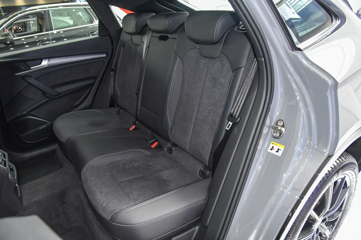 奥迪Q5L Sportback改款 45 TFSI 豪华型后备厢开启45度侧拍