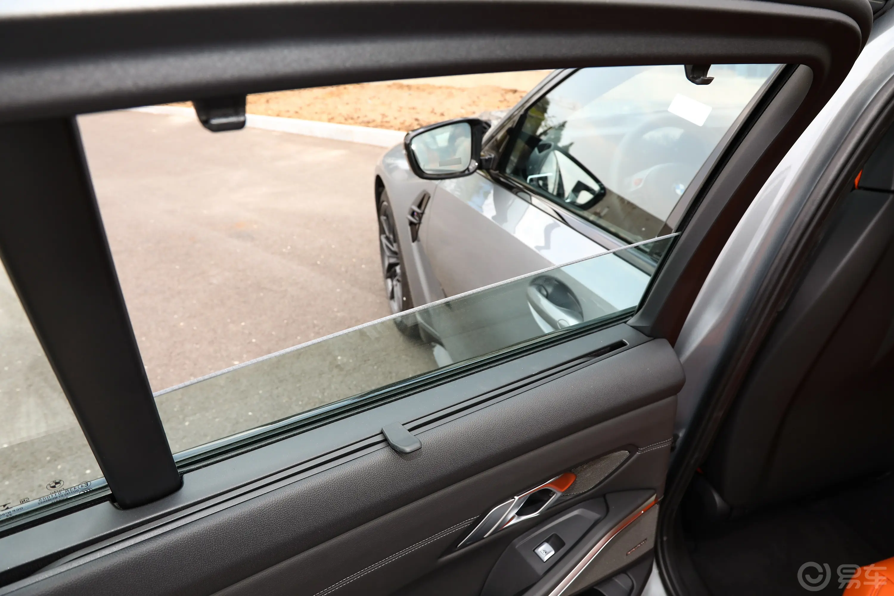 宝马M3M3 M xDrive Touring 雷霆版后排玻璃材质特写