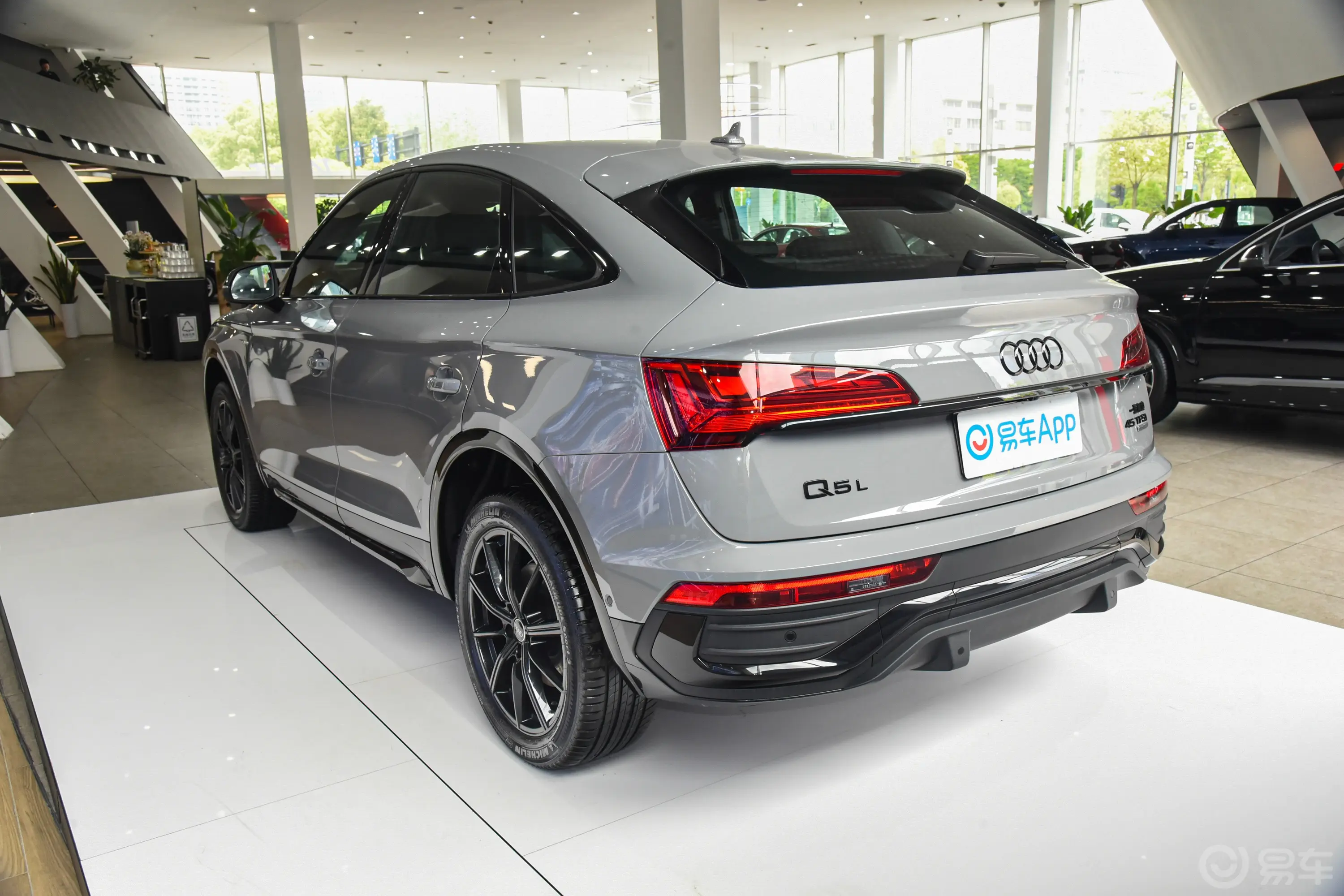 奥迪Q5L Sportback改款 45 TFSI 豪华型侧后45度车头向左水平