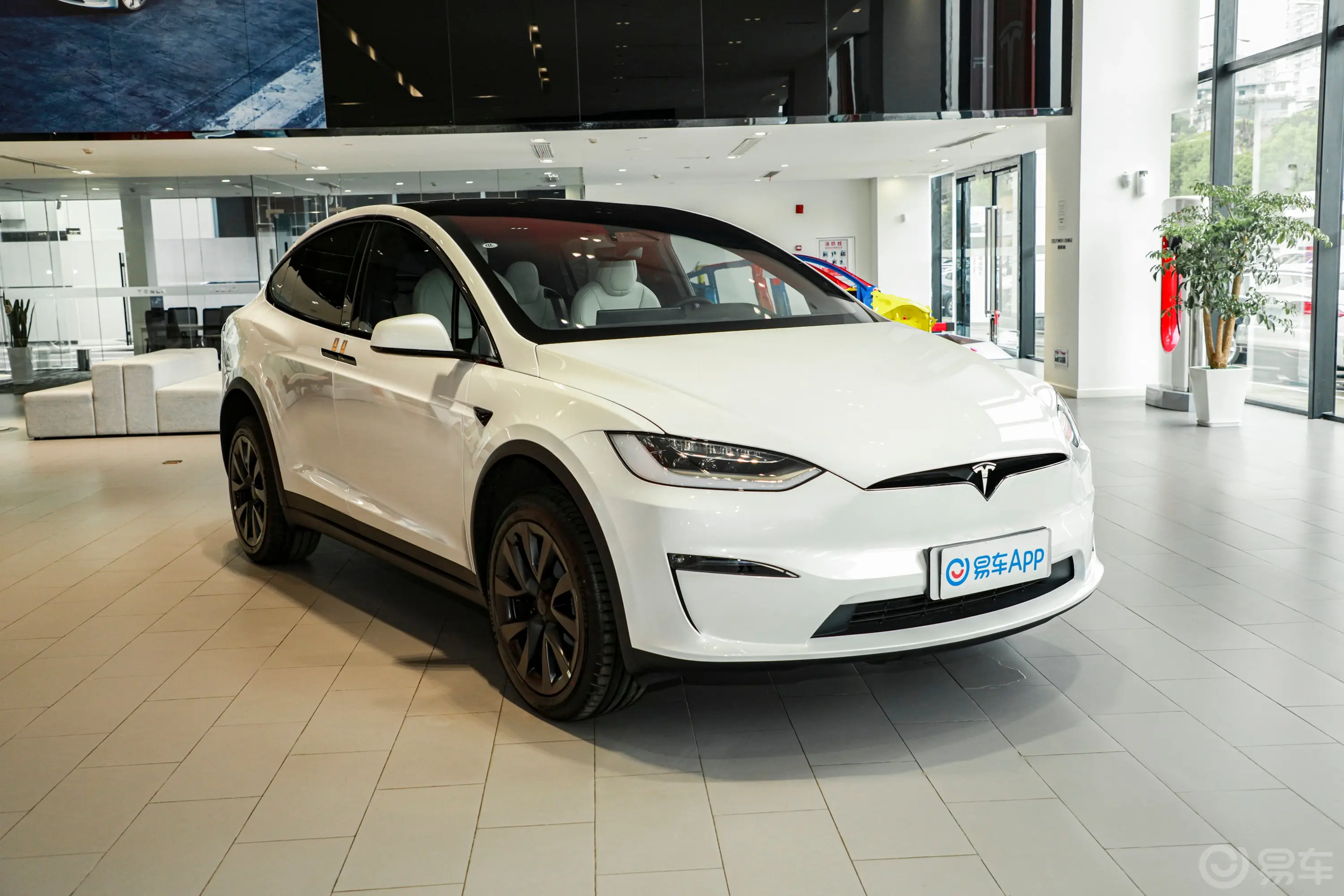 Model X700km  双电机全轮驱动侧前45度车头向右水平