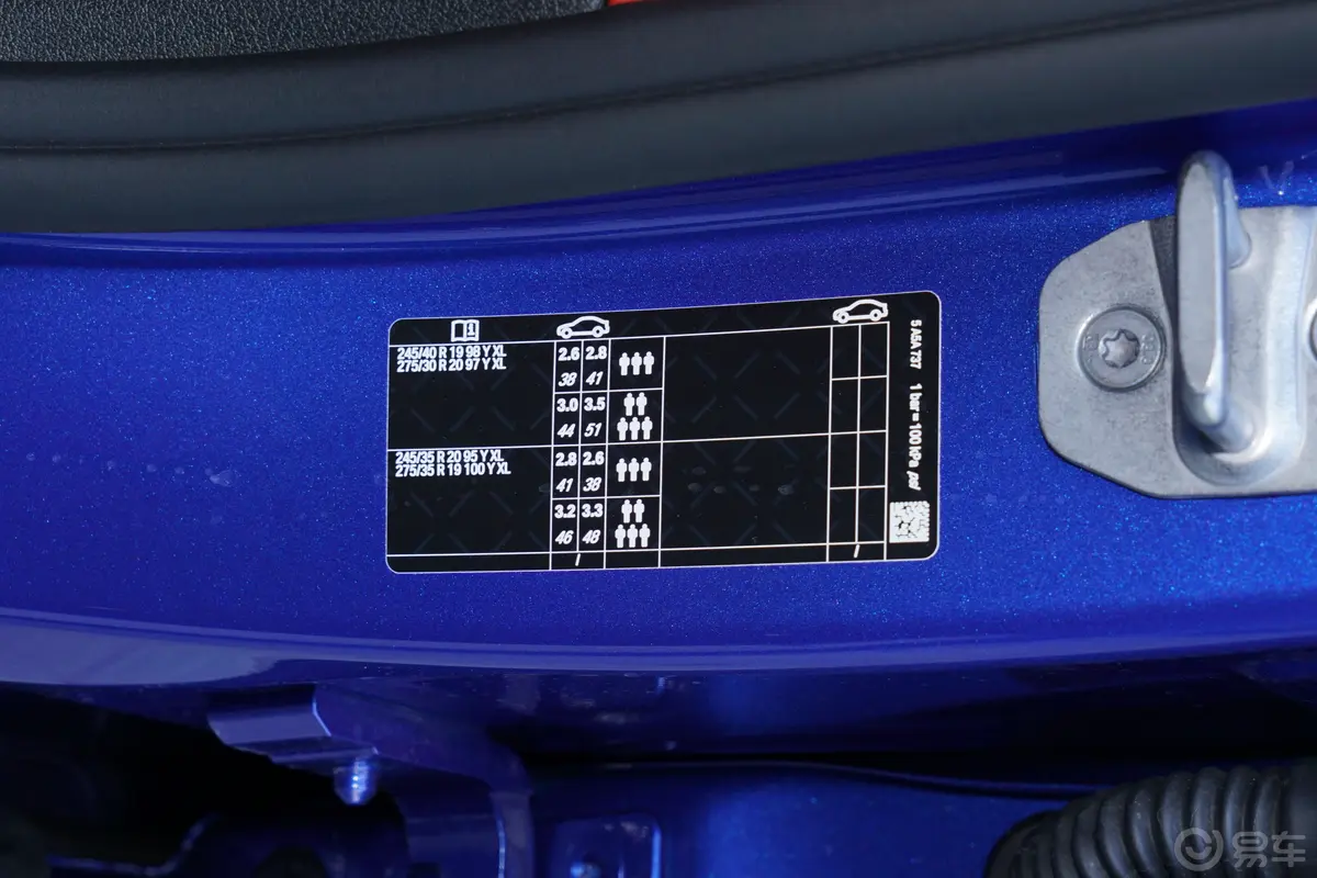 宝马8系四门轿跑车 840i M运动套装胎压信息铭牌
