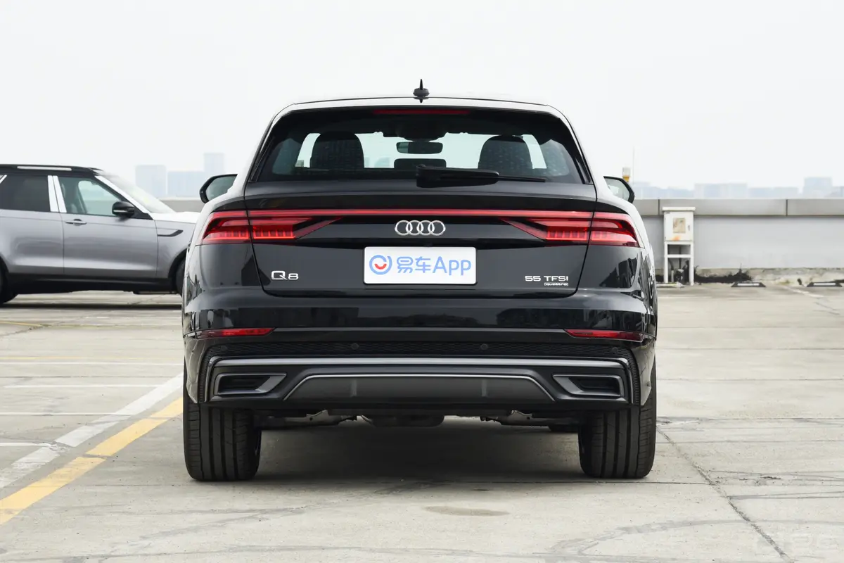 奥迪Q855 TFSI quattro 豪华动感型正后水平