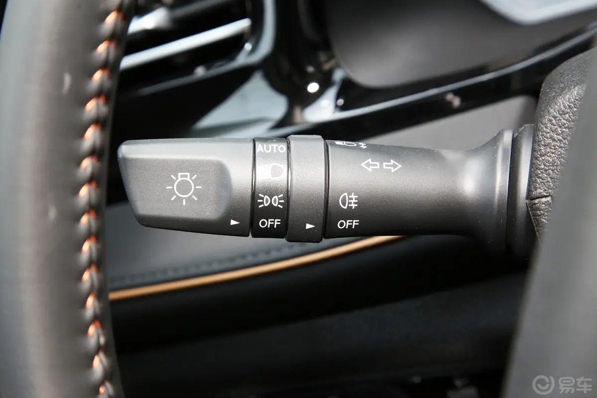 长安欧尚X7 PLUS畅享版 1.5T 双离合智享型 7座灯光控制区