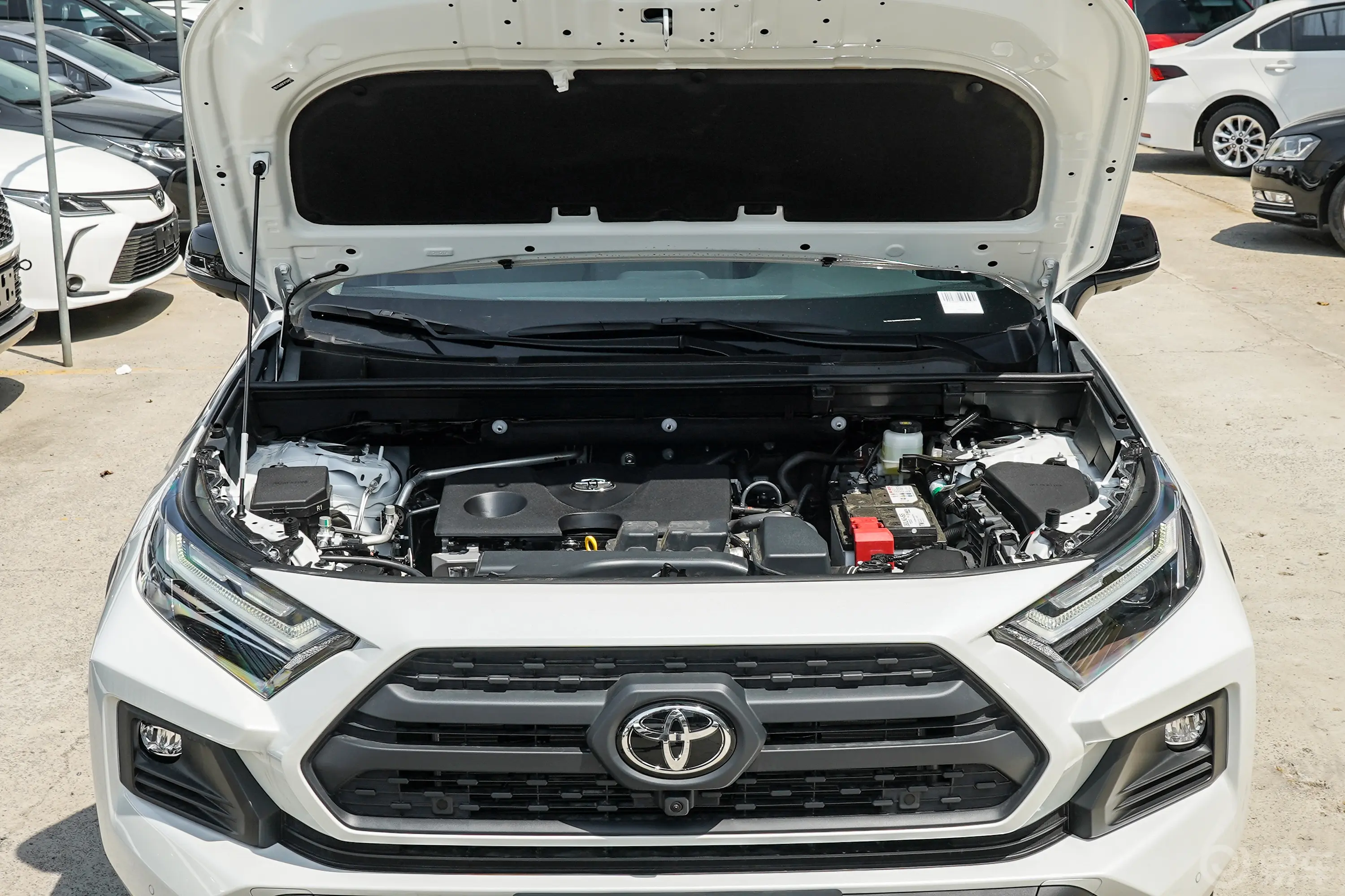 RAV4荣放2.0L 四驱探险PLUS版发动机舱整体