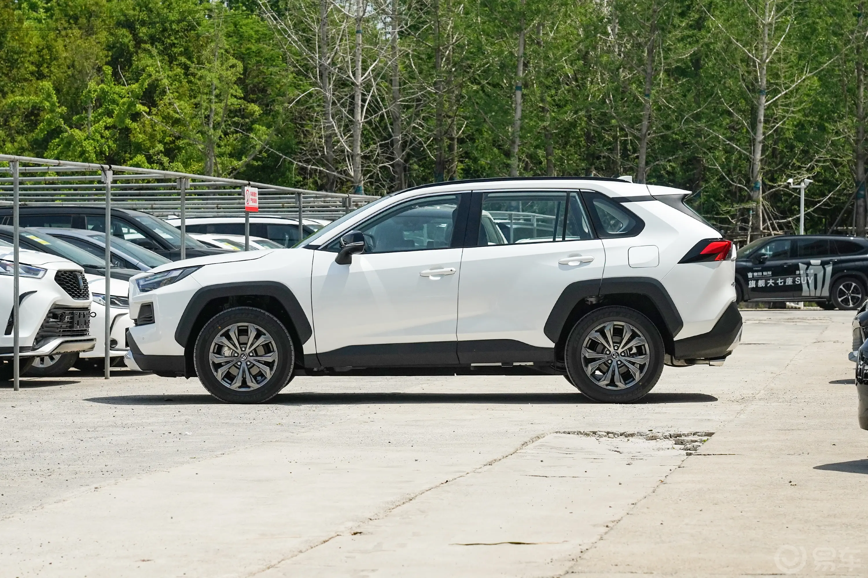 RAV4荣放2.0L 四驱探险PLUS版正侧车头向左水平