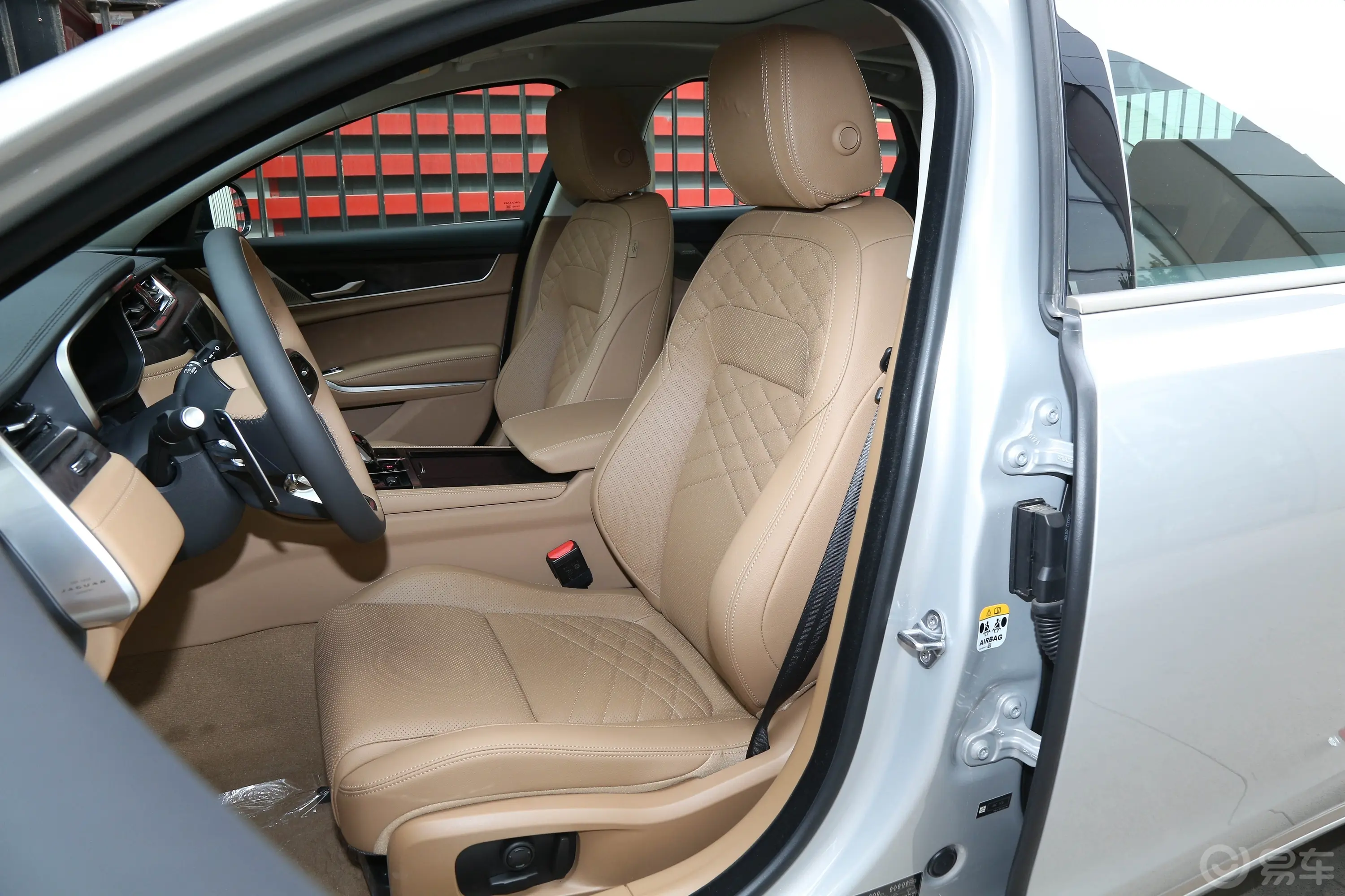 捷豹XFL鎏金版 2.0T P250 两驱尊享豪华版驾驶员座椅