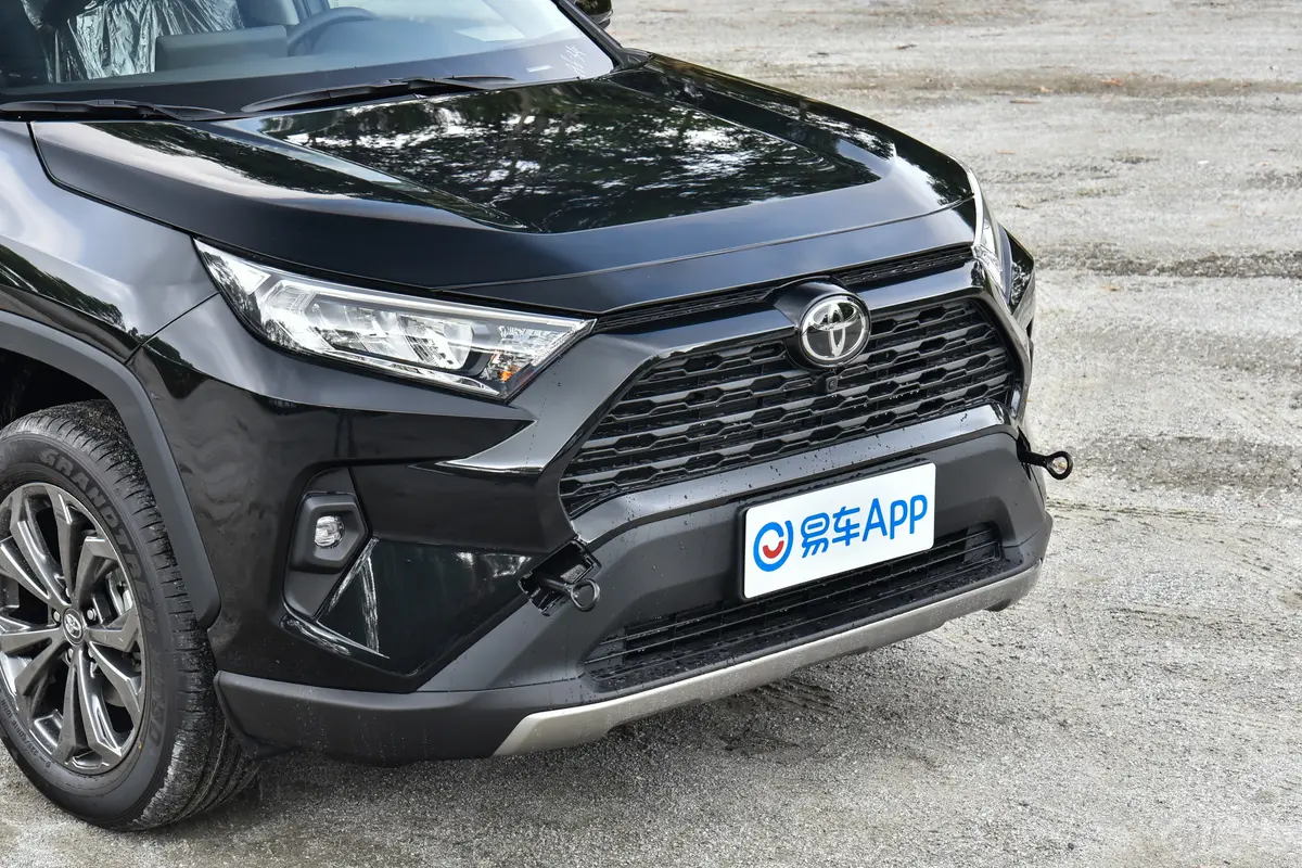 RAV4荣放2.0L 两驱风尚版前格栅侧俯拍