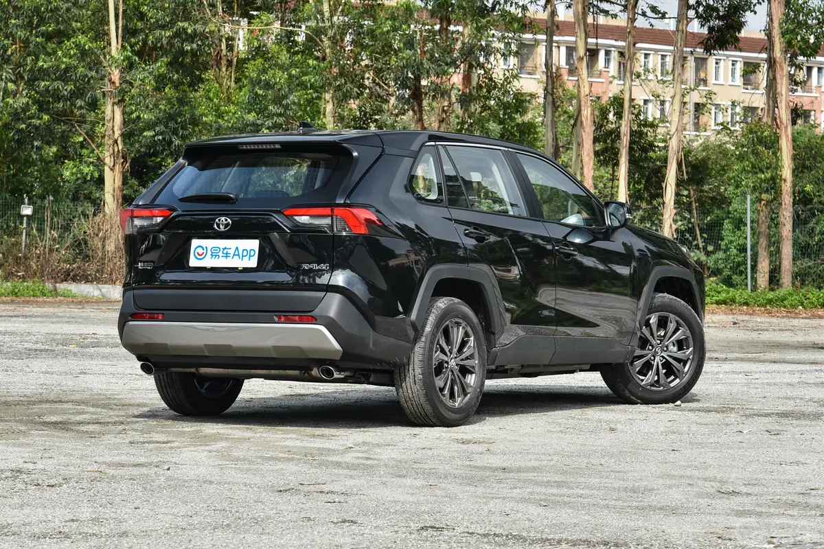 RAV4荣放2.0L 两驱风尚版侧后45度车头向右水平