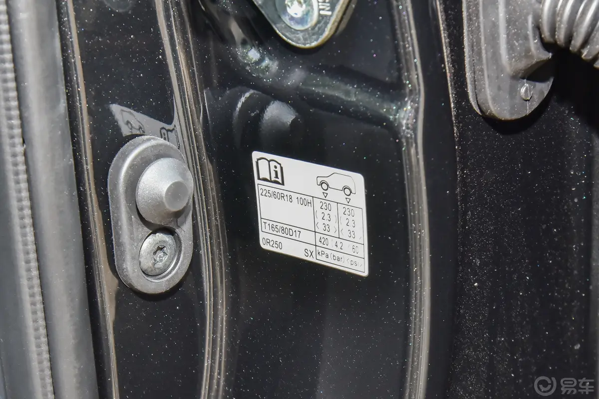RAV4荣放2.0L 两驱风尚版胎压信息铭牌