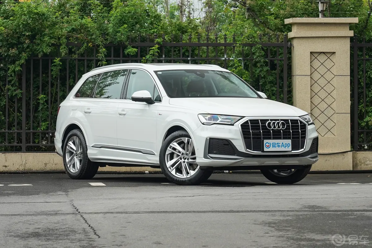 奥迪Q745 TFSI quattro S line运动型侧前45度车头向右水平