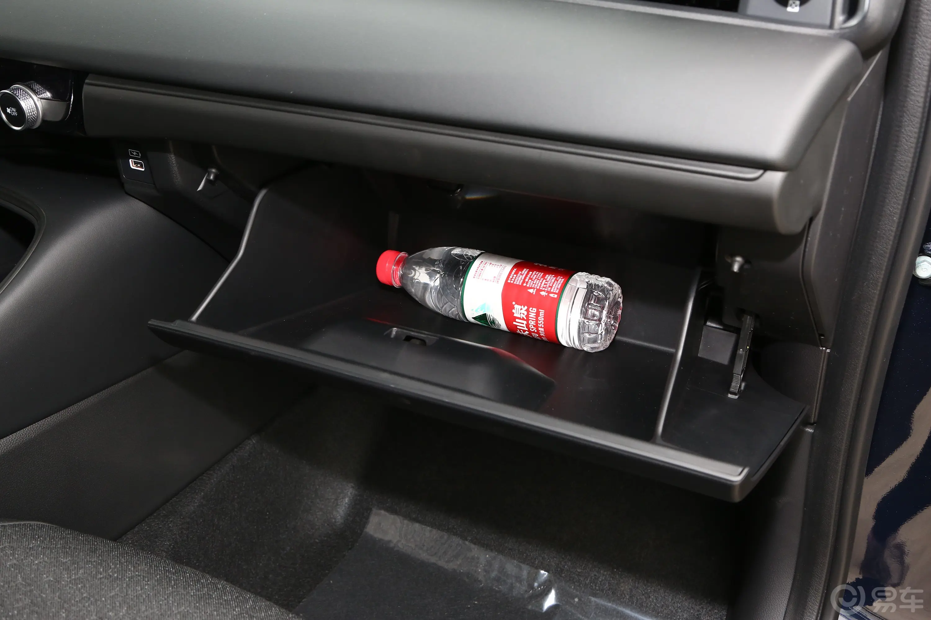 本田XR-V改款 1.5L 热潮版手套箱空间水瓶横置