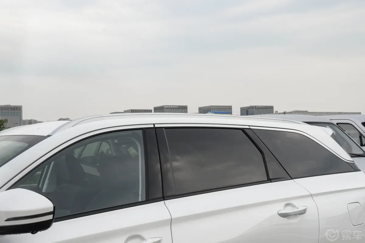 长安欧尚X7 PLUS畅享版 1.5T 双离合领航型 7座车顶行李架