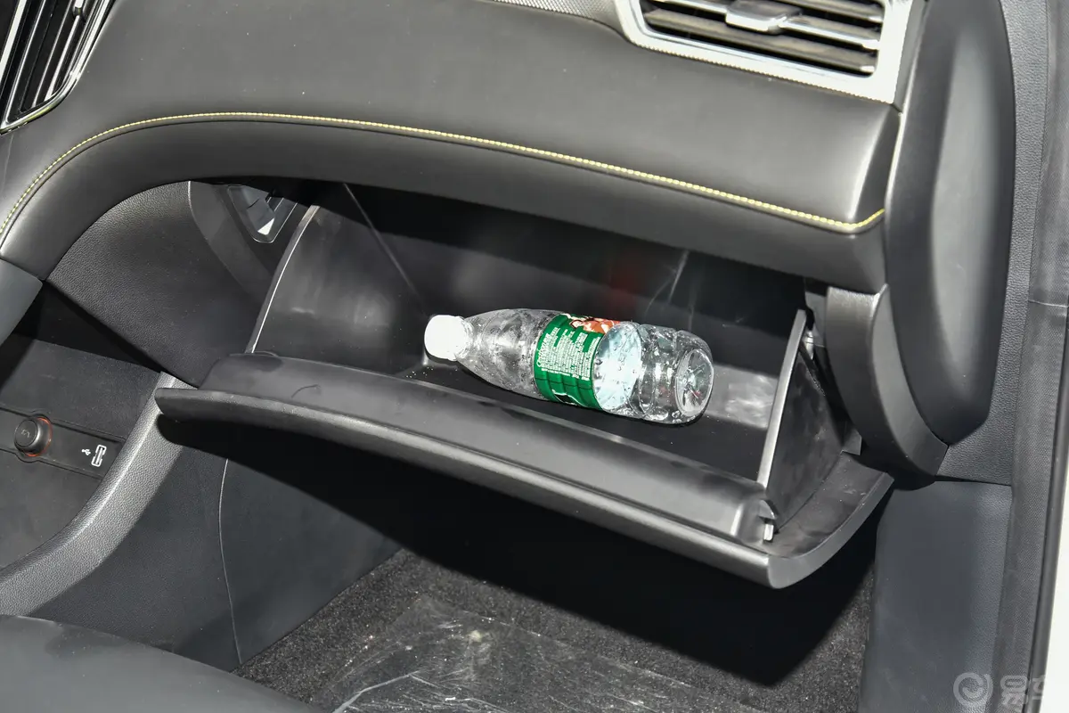 荣威i6 MAX EV502km 500天幕旗舰版手套箱空间水瓶横置