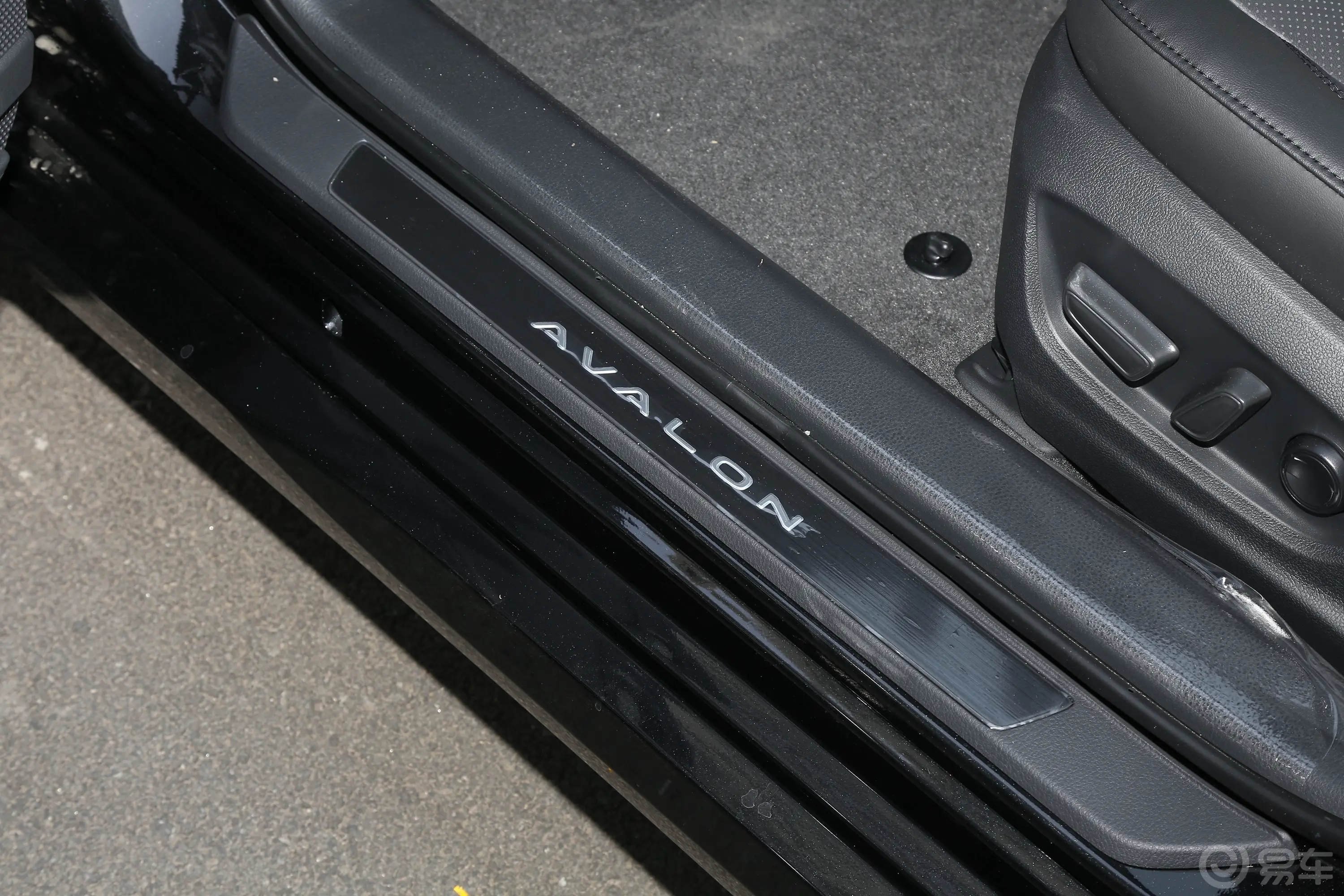 亚洲龙2.5L 自动Touring尊贵版前排迎宾踏板
