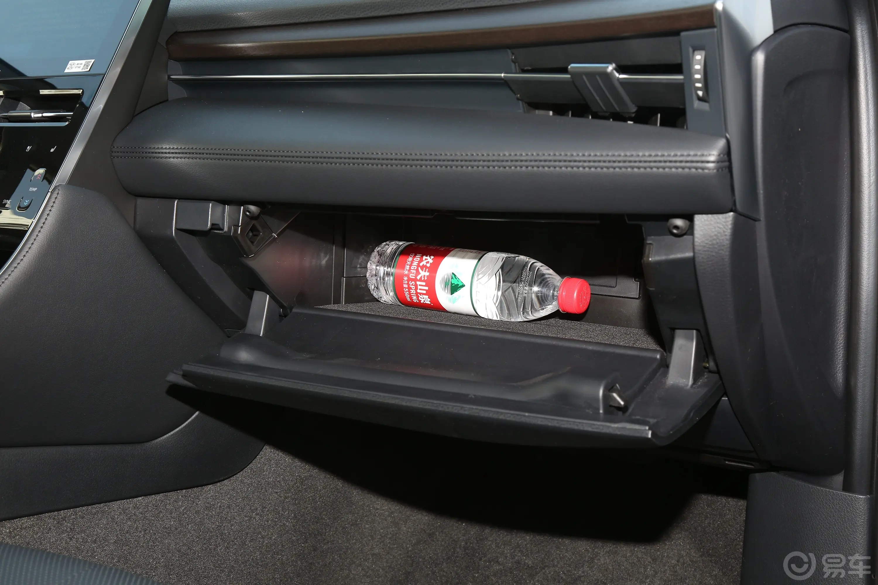 亚洲龙2.5L 自动Touring尊贵版手套箱空间水瓶横置