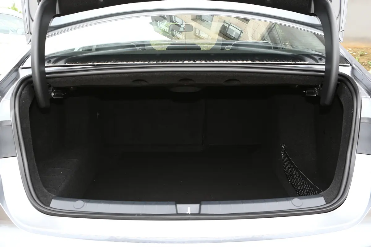 驱逐舰05DM-i 冠军版 1.5L 55km 豪华型后备厢空间特写