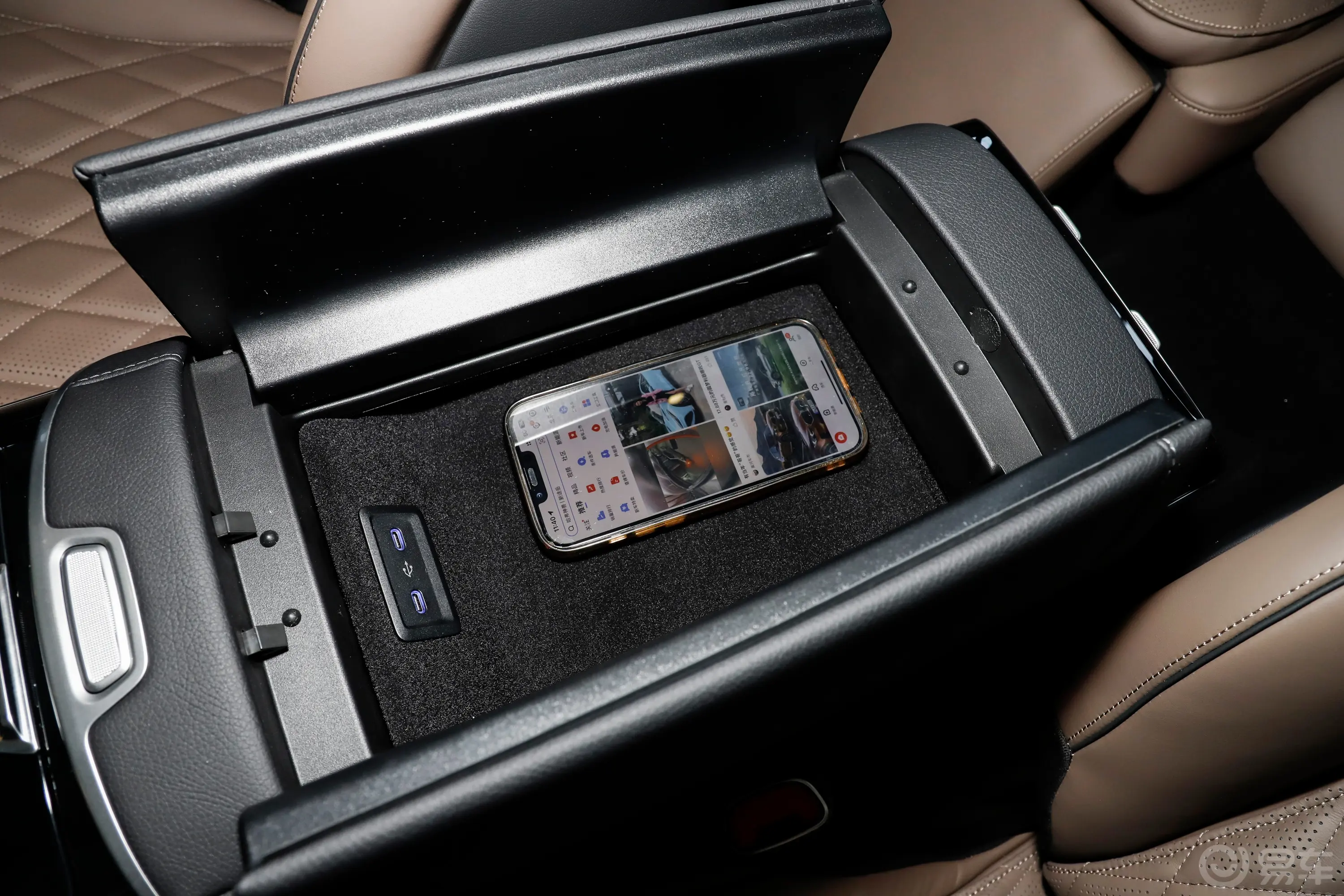 奔驰S级S 500 L 4MATIC 匠心高定版前排扶手箱储物格