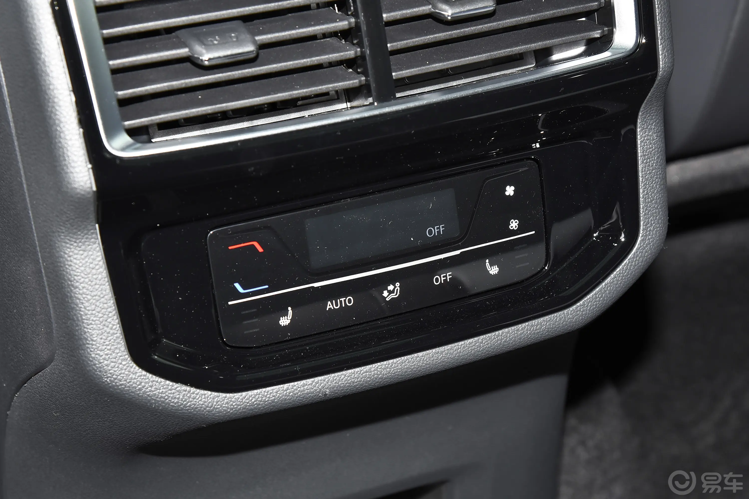 途昂X改款 380TSI 四驱尊崇豪华版后排空调控制键