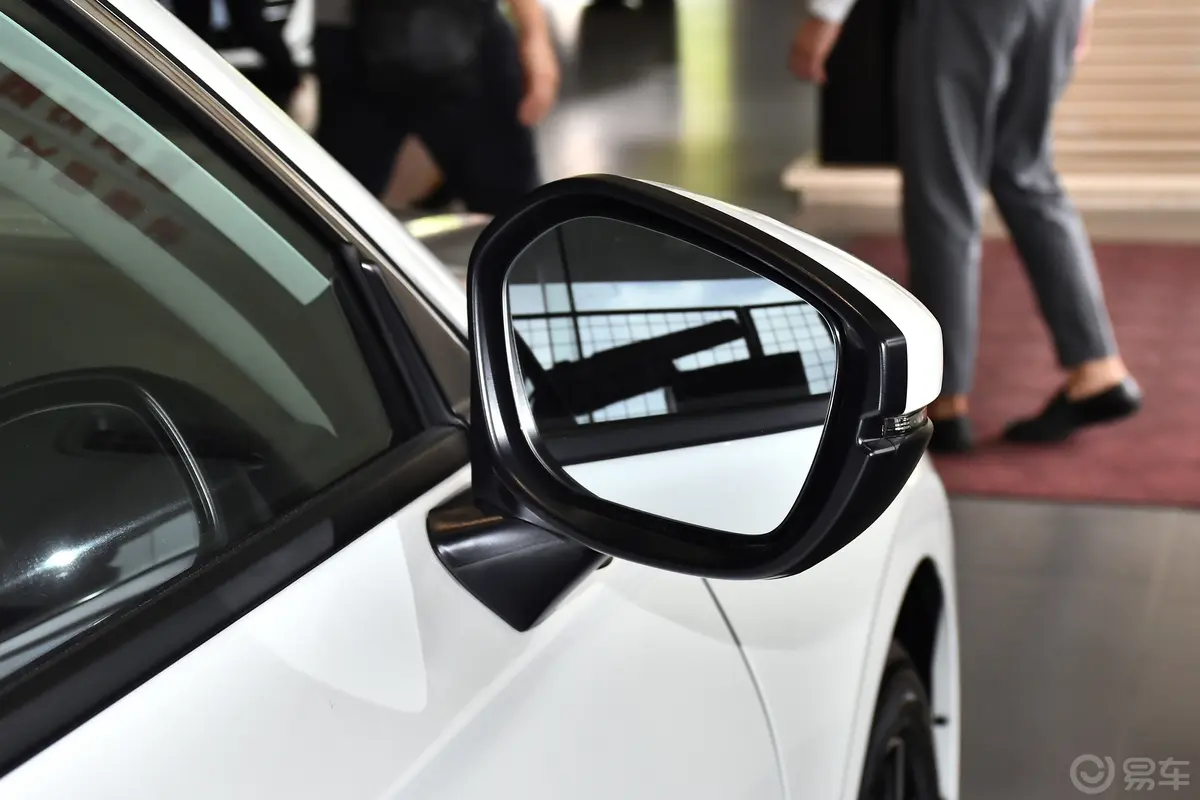 型格HATCHBACK 240TURBO CVT领潮版外观细节