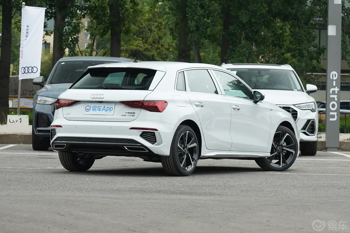 奥迪A3改款 Sportback 35 TFSI 时尚运动型侧后45度车头向右水平